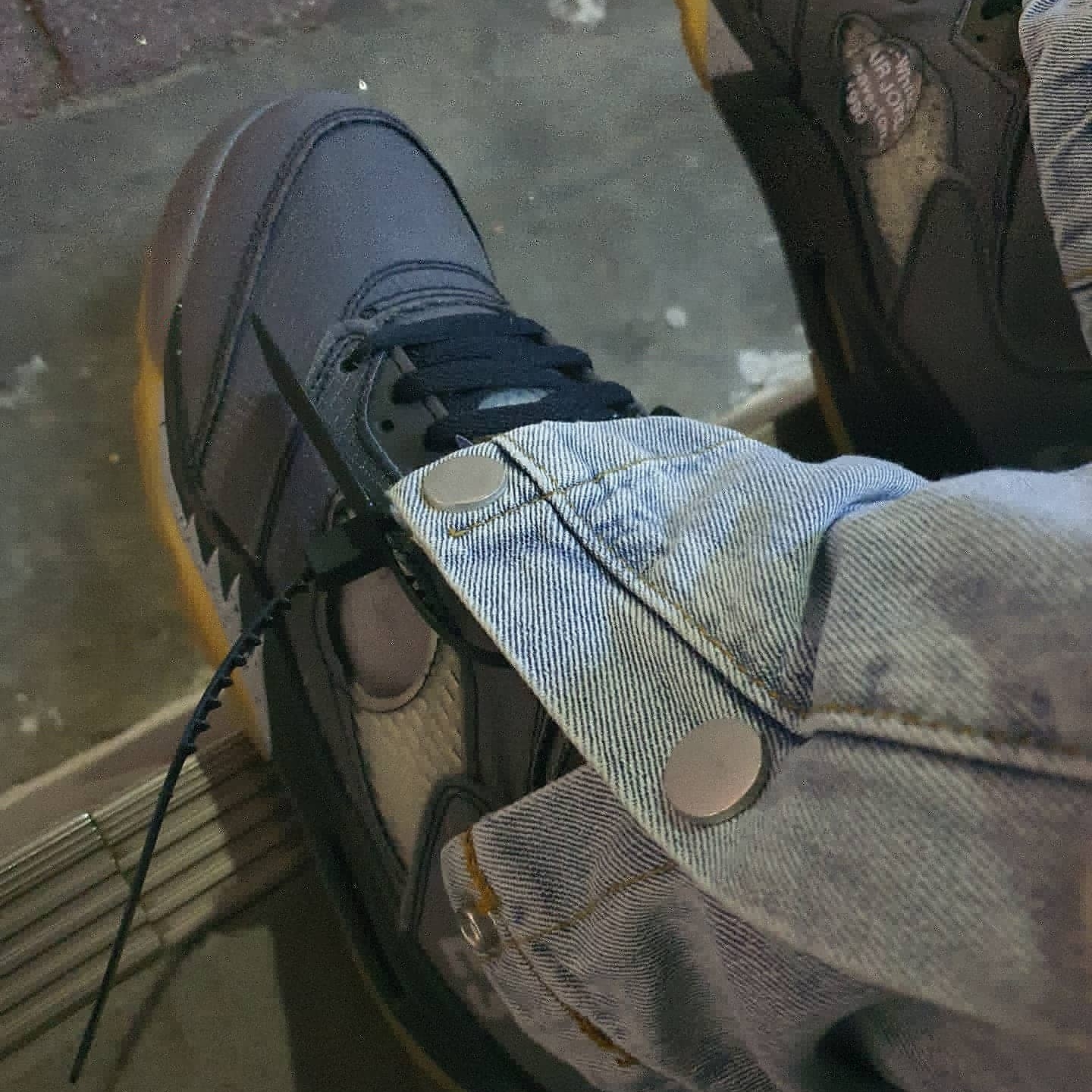 Jordan 5 x Off-White Retro SP Black Muslin, IAB Studio Pigment Crewneck Black 착용 스타일 - 1