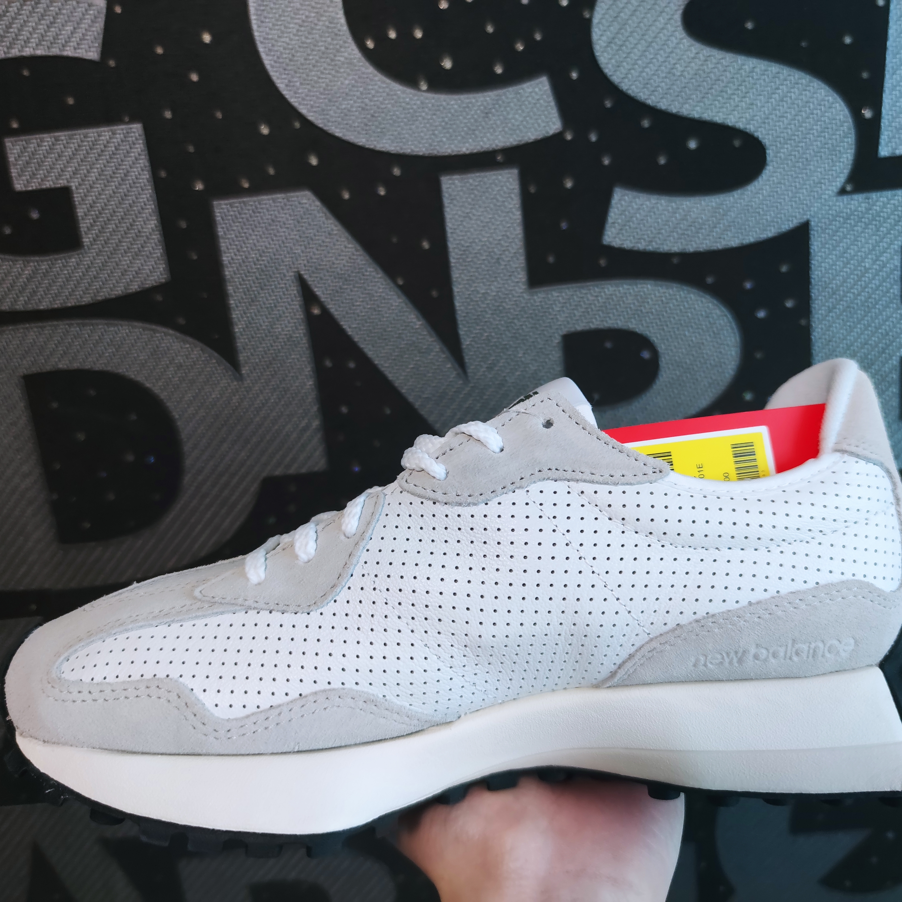 (W) New Balance 327 Grey Green - JD Sports Exclusive 착용 스타일 - 3