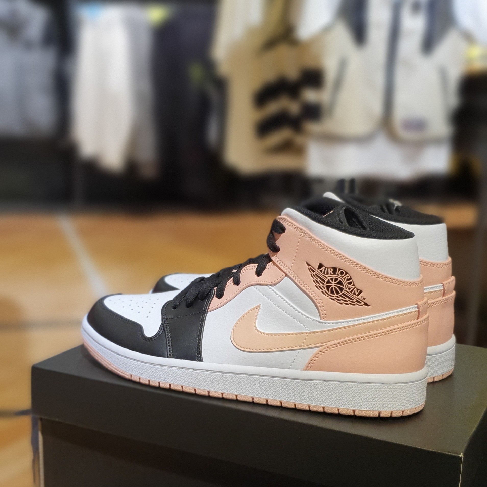Jordan 1 Mid Arctic Orange 착용 스타일
