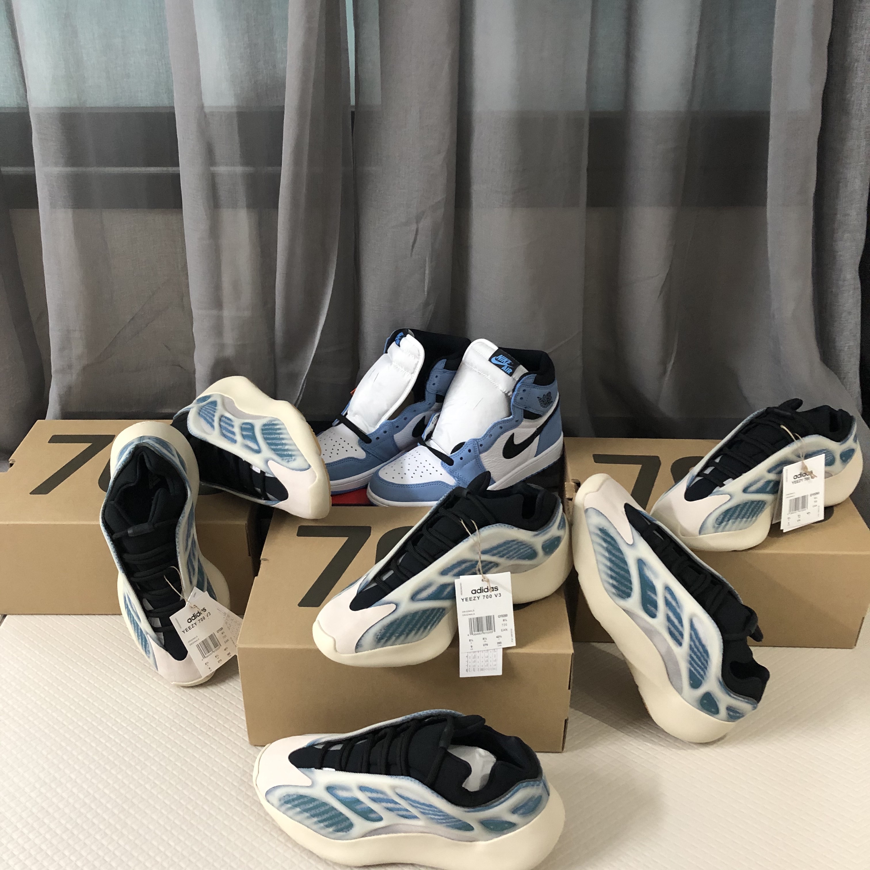 Jordan 1 Retro High OG University Blue, Adidas Yeezy 700 V3 Kyanite 착용 스타일
