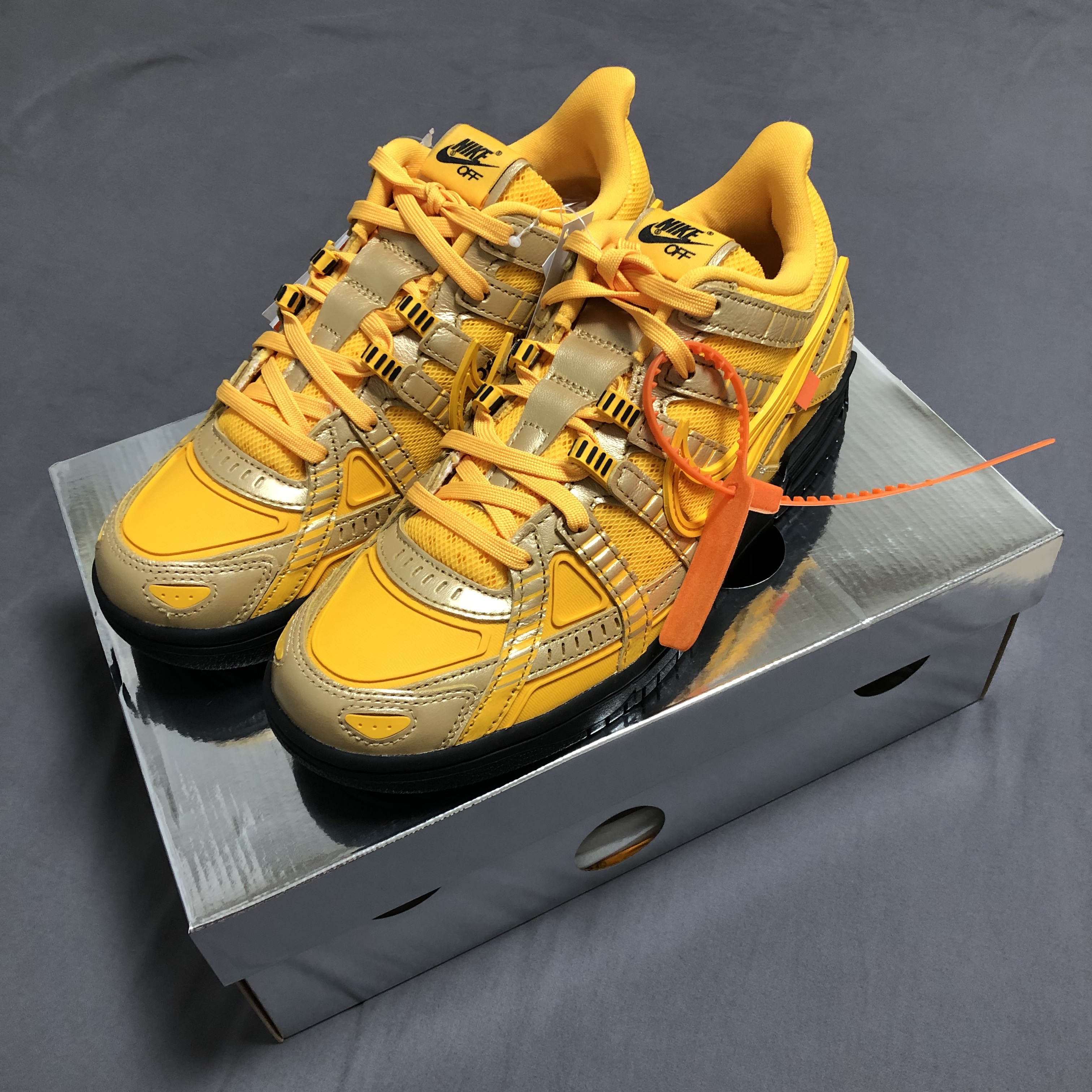 Nike x Off-White Air Rubber Dunk University Gold 착용 스타일 - 2