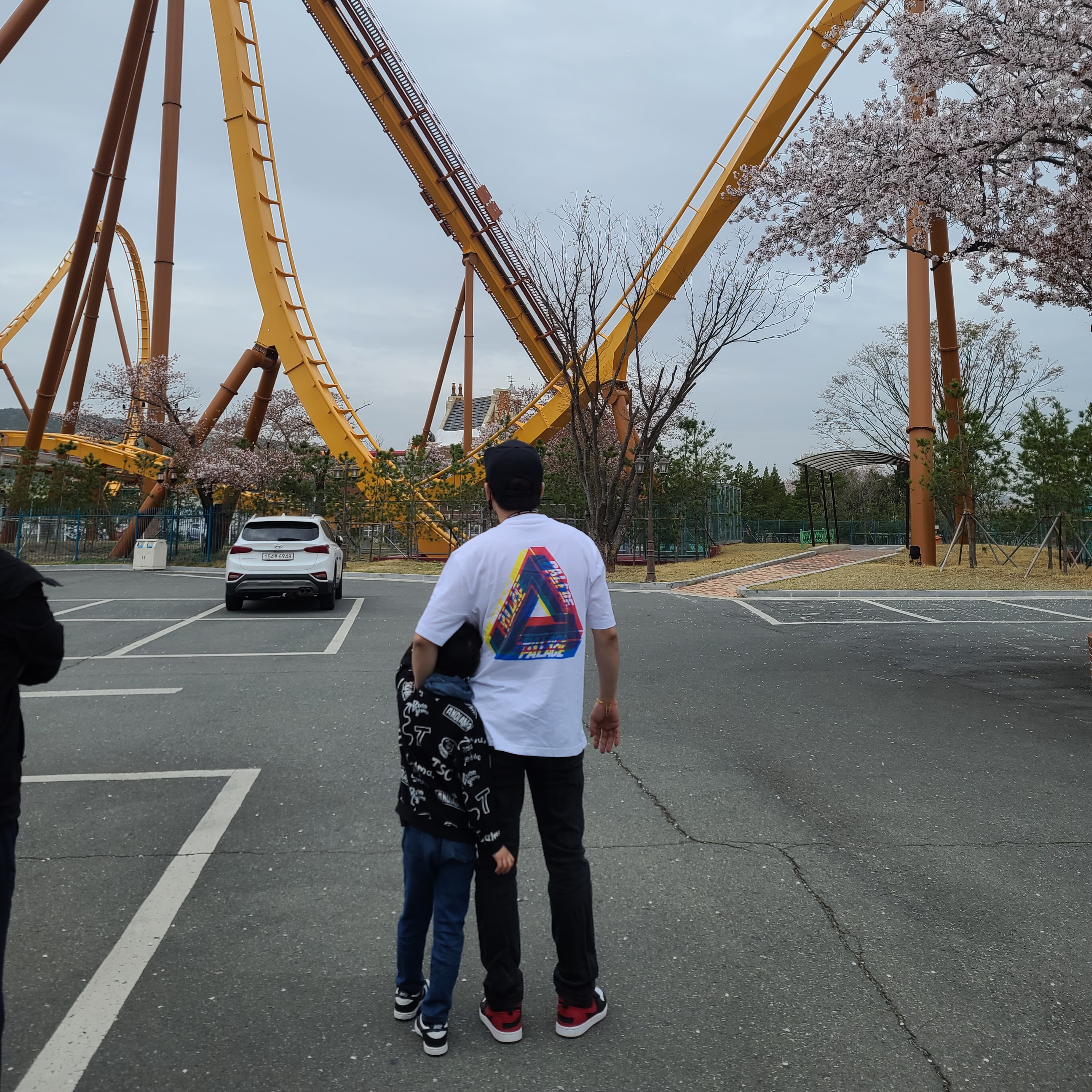 Palace Tri-Ferg Colour Blur T-Shirt White - 20FW, Jordan 1 High FlyEase Bred White Toe 착용 스타일 - 2