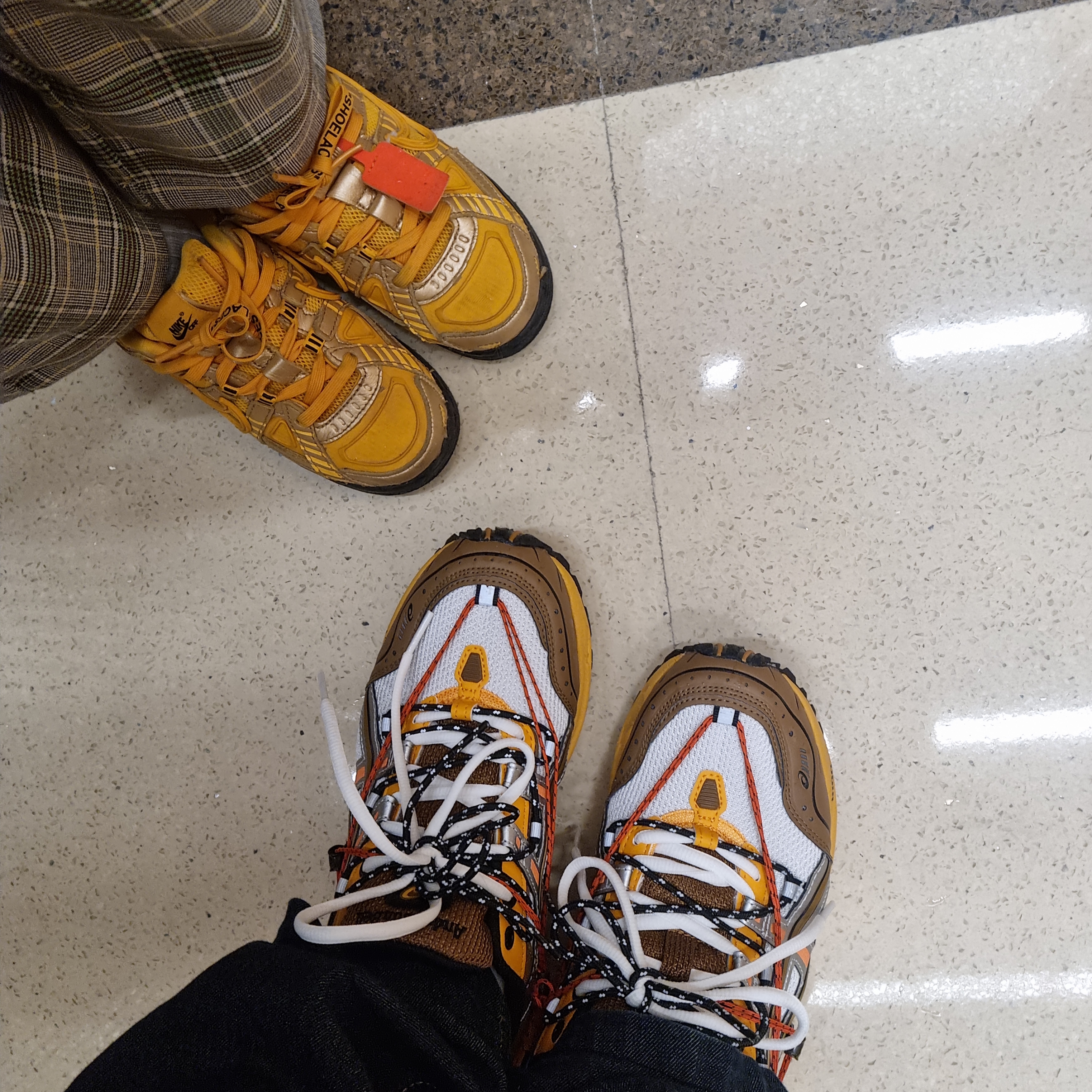 Asics x Andersson Bell Gel-1090 White Orange, (PS) Nike x Off-White Air Rubber Dunk University Gold 착용 스타일