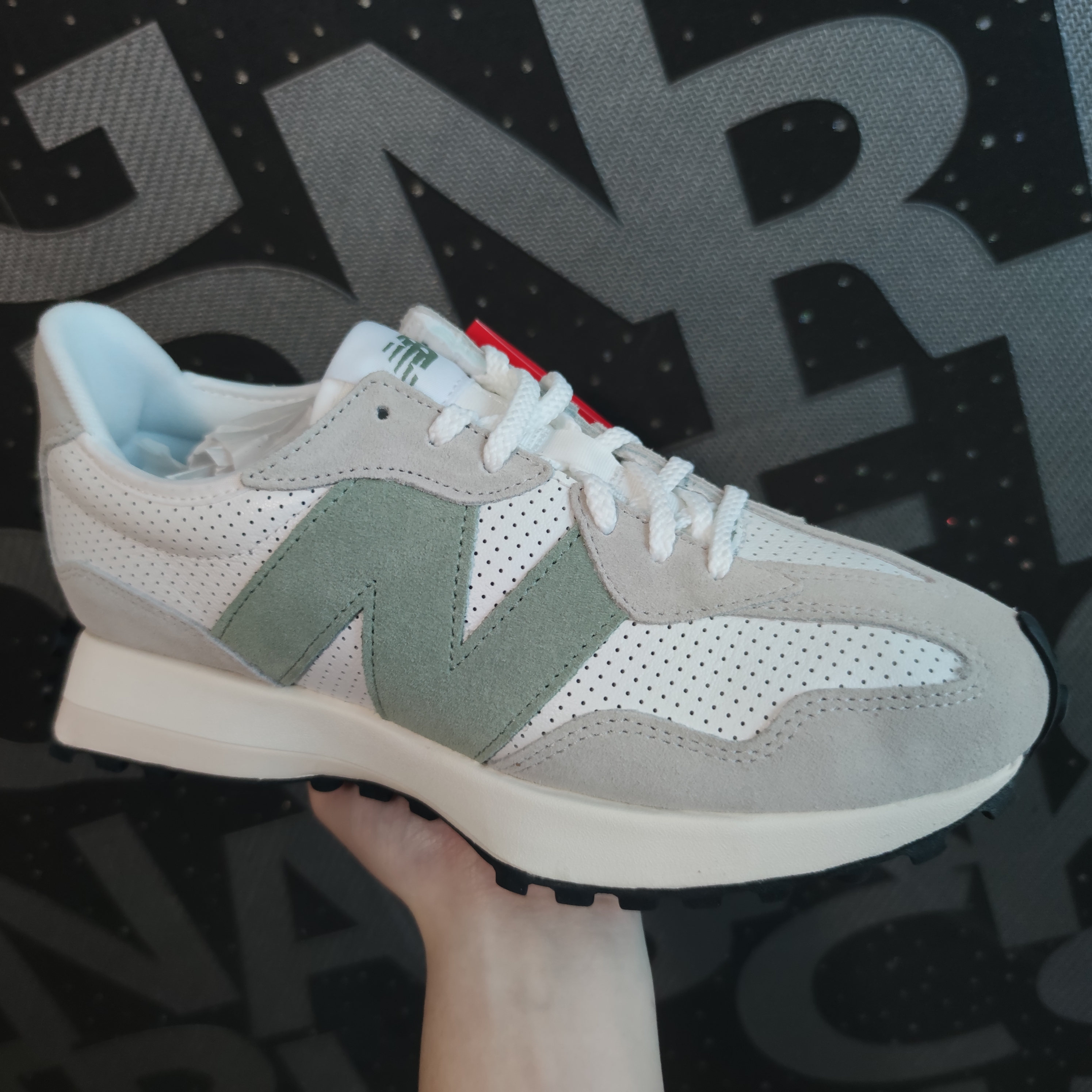 (W) New Balance 327 Grey Green - JD Sports Exclusive 착용 스타일 - 1