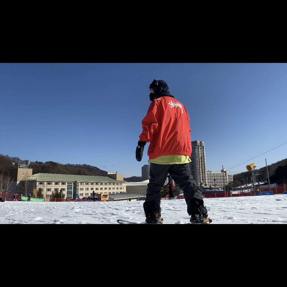 Nike x Stussy Windrunner Jacket Habanero Red 착용 스타일