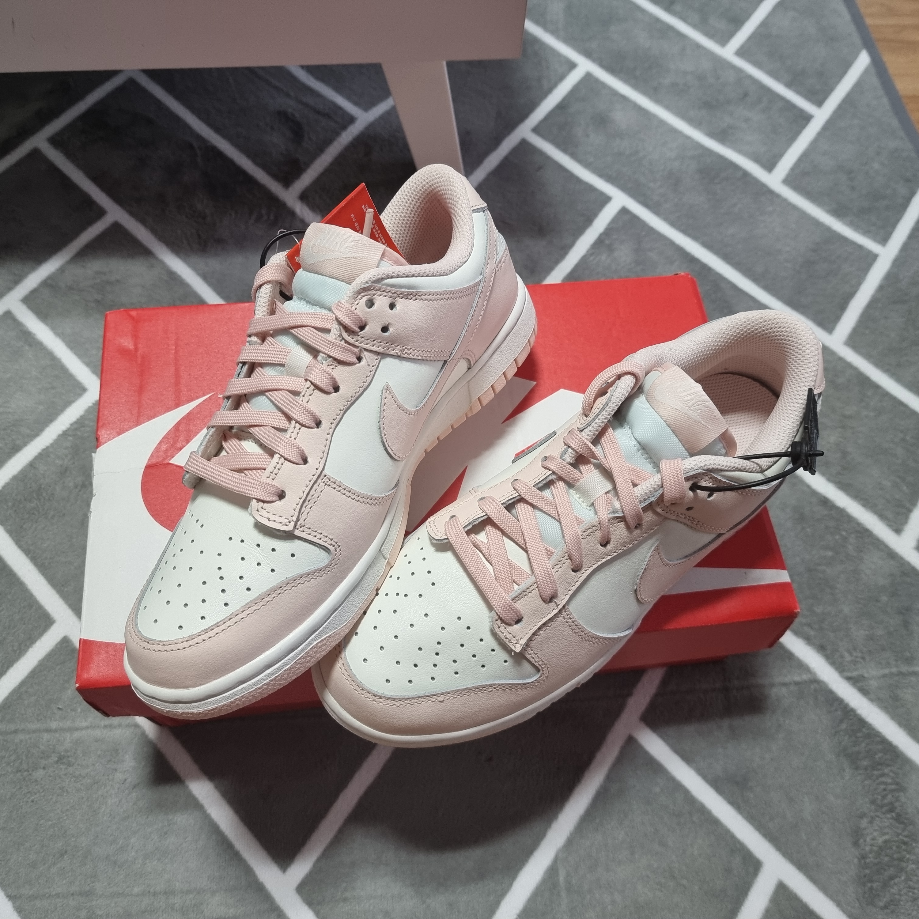 (W) Nike Dunk Low Orange Pearl, (W) Nike Dunk Low Black 착용 스타일 - 1
