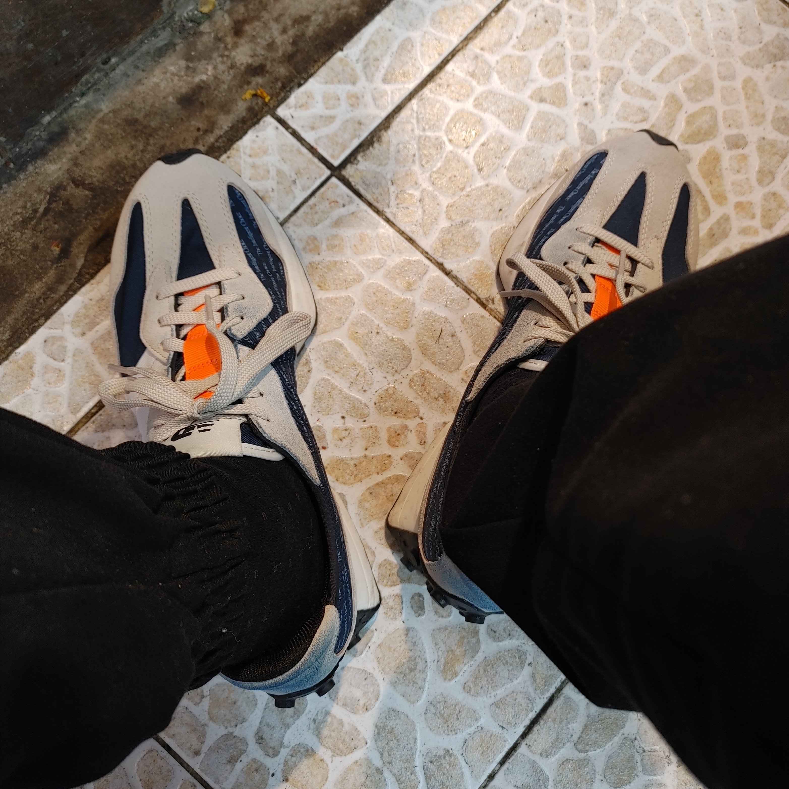 New Balance 327 Outerspace Light Grey 착용 스타일