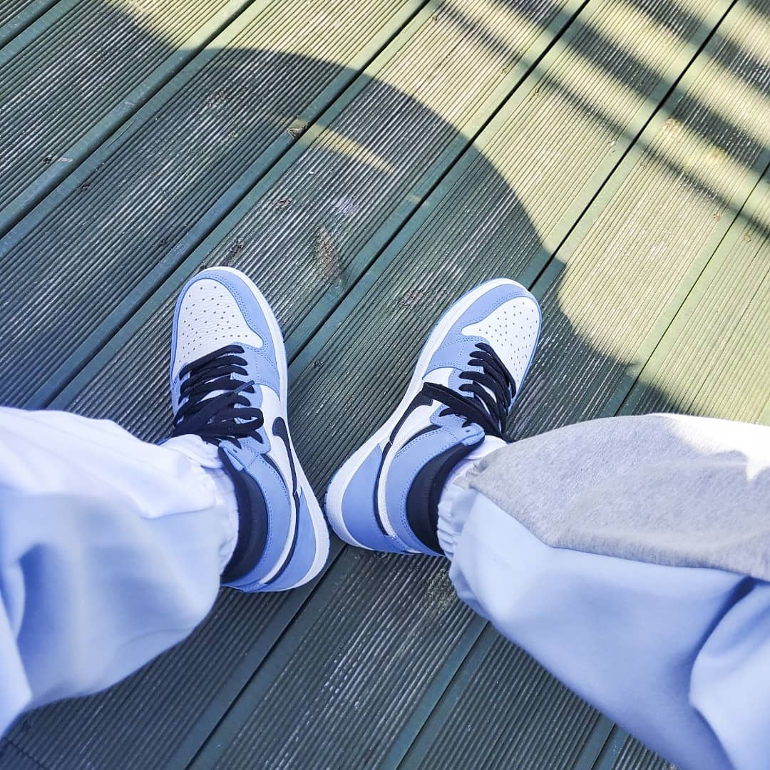 Jordan 1 Retro High OG University Blue 착용 스타일 - 4