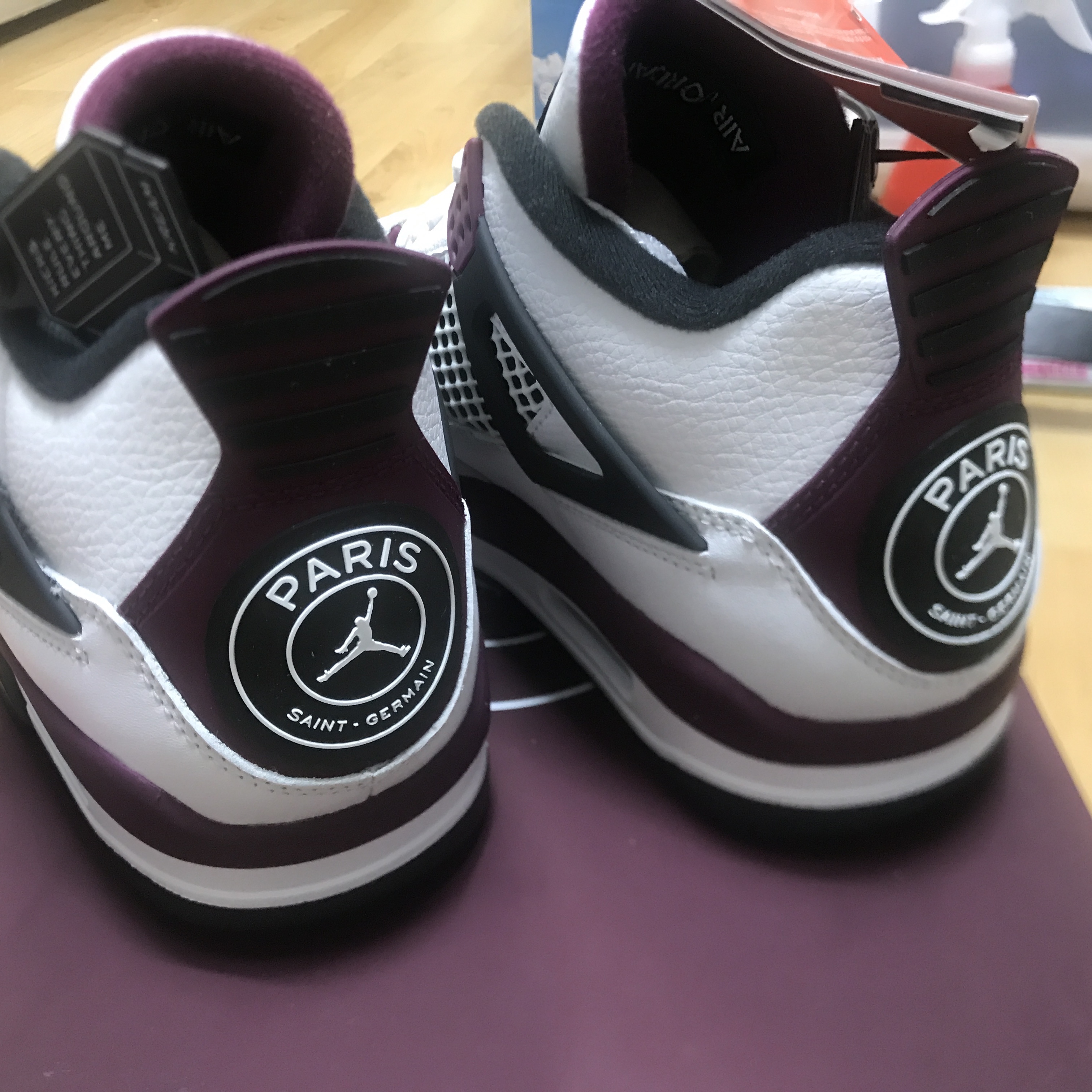 Jordan 4 x Paris Saint-Germain Retro Neutral Grey Bordeaux 착용 스타일 - 4