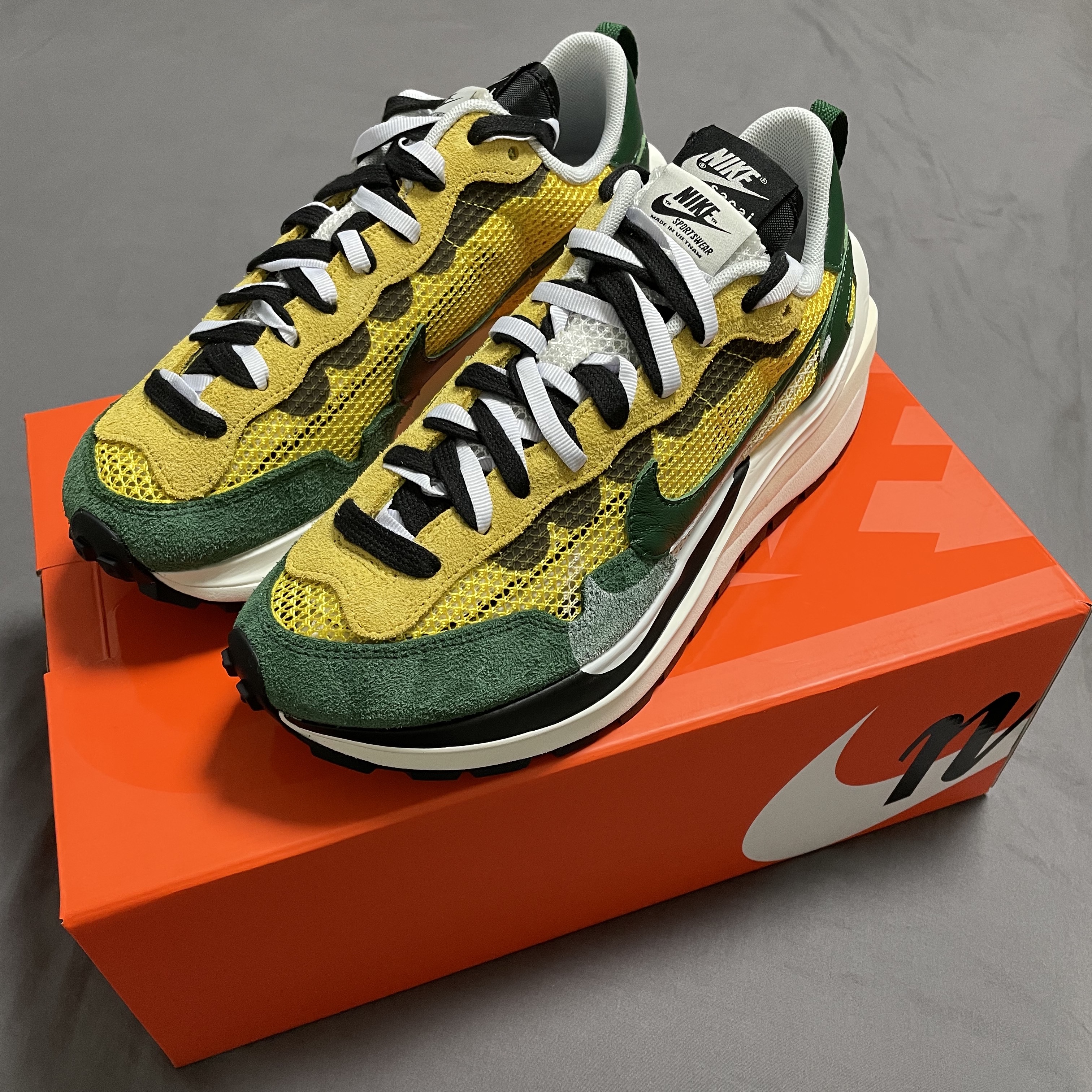 Nike x Sacai VaporWaffle Tour Yellow & Gorge Green Sail 착용 스타일 - 2
