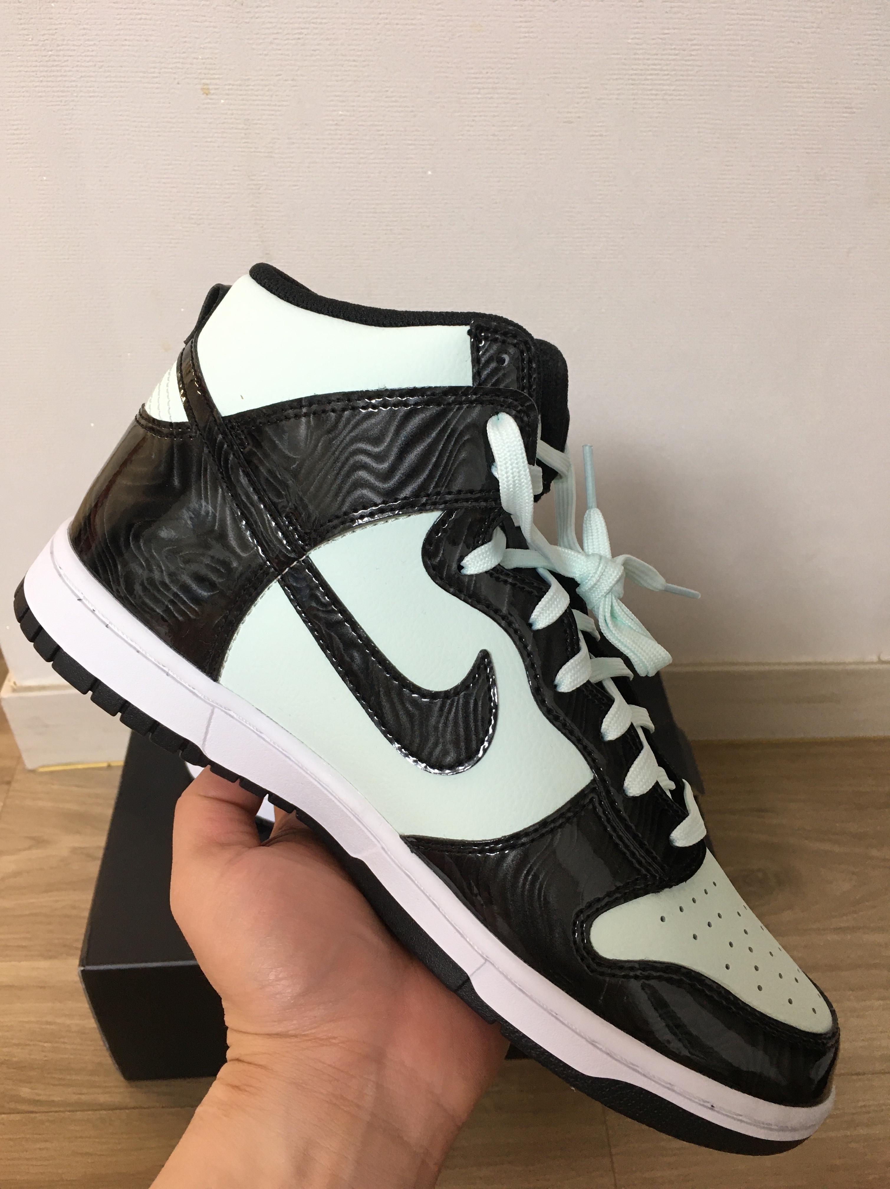 Nike Dunk High Barely Green 착용 스타일 - 1