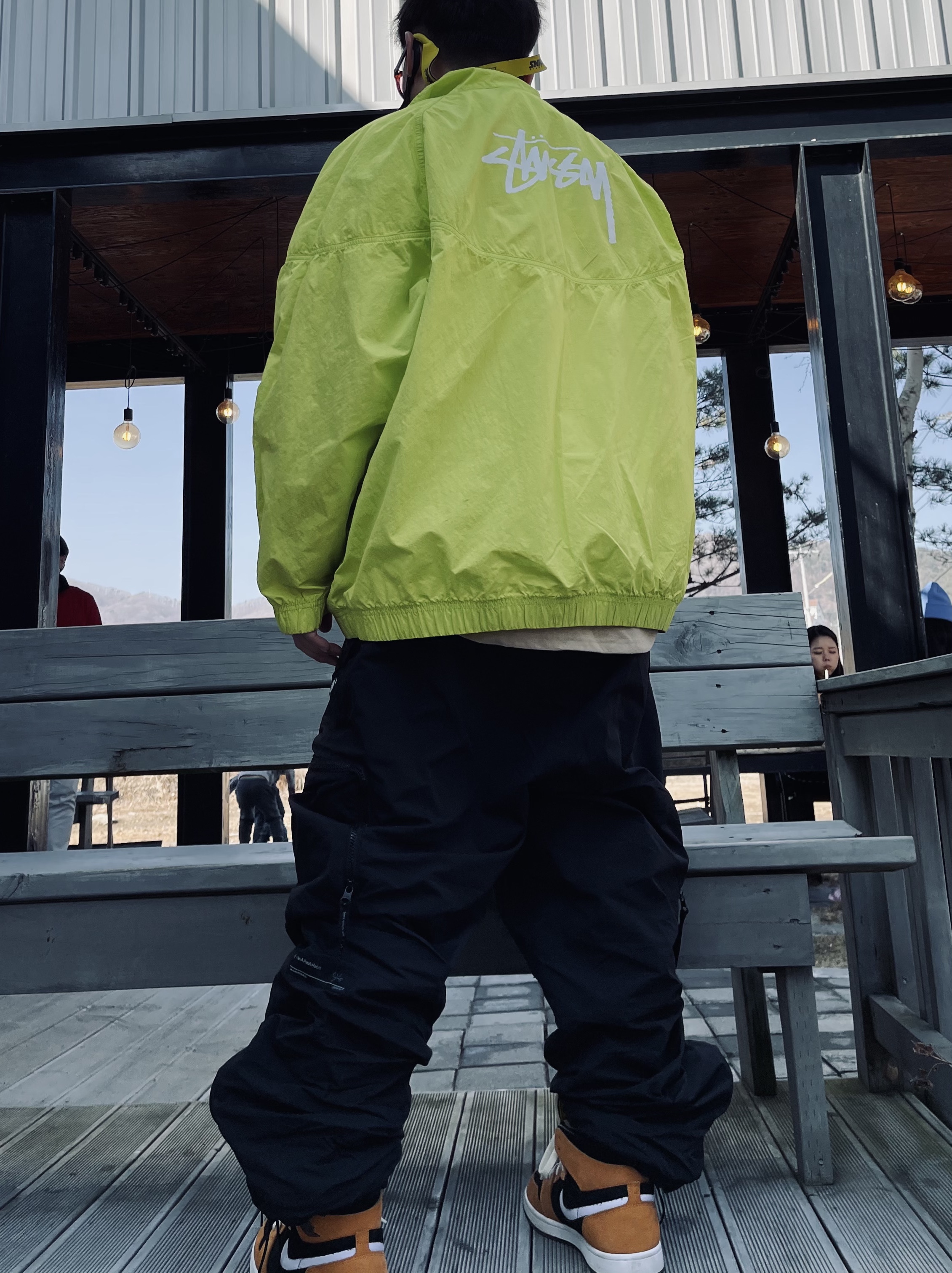 Jordan 1 Zoom Air CMFT Monarch Orange, Nike x Stussy Windrunner Jacket Bright Cactus 착용 스타일