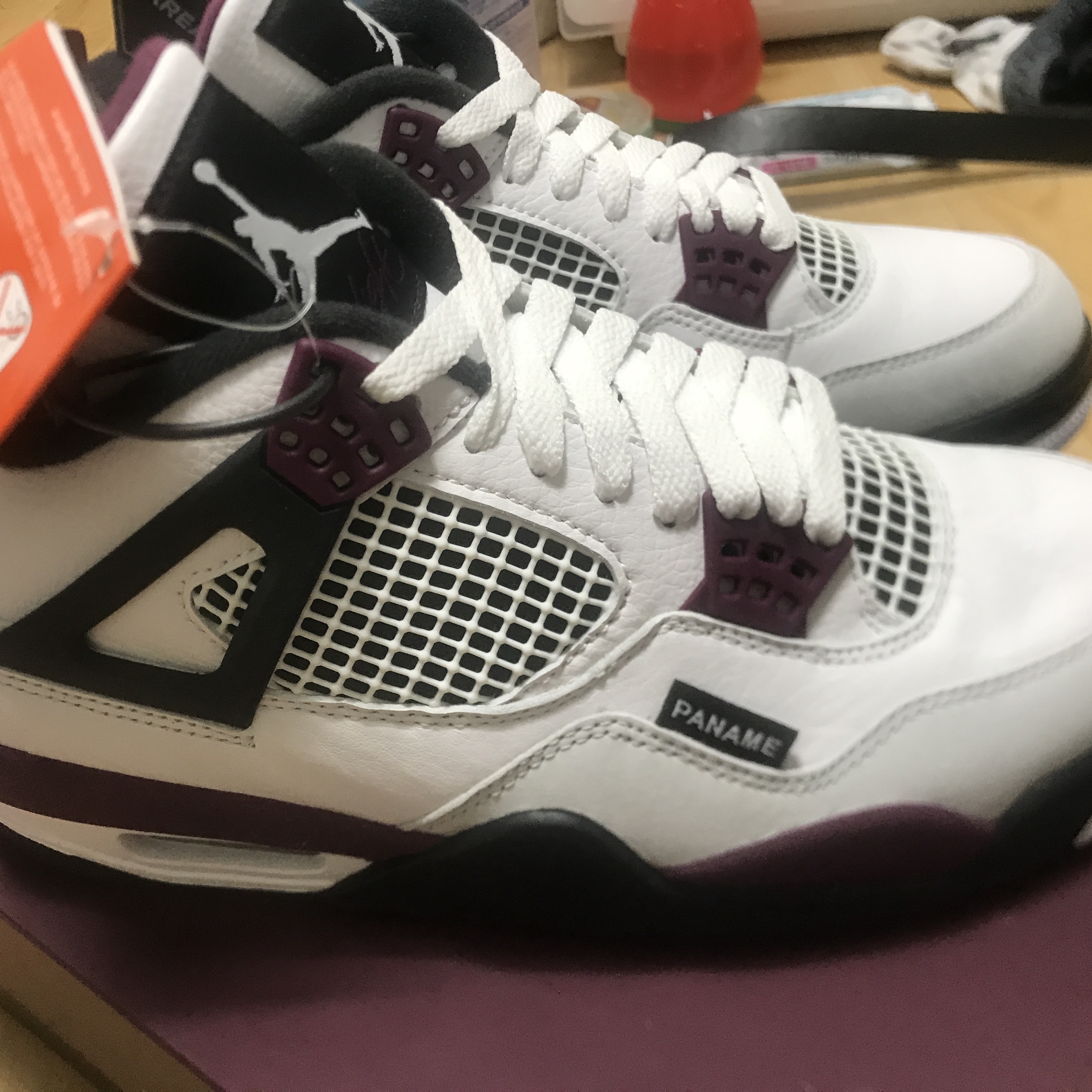Jordan 4 x Paris Saint-Germain Retro Neutral Grey Bordeaux 착용 스타일 - 5
