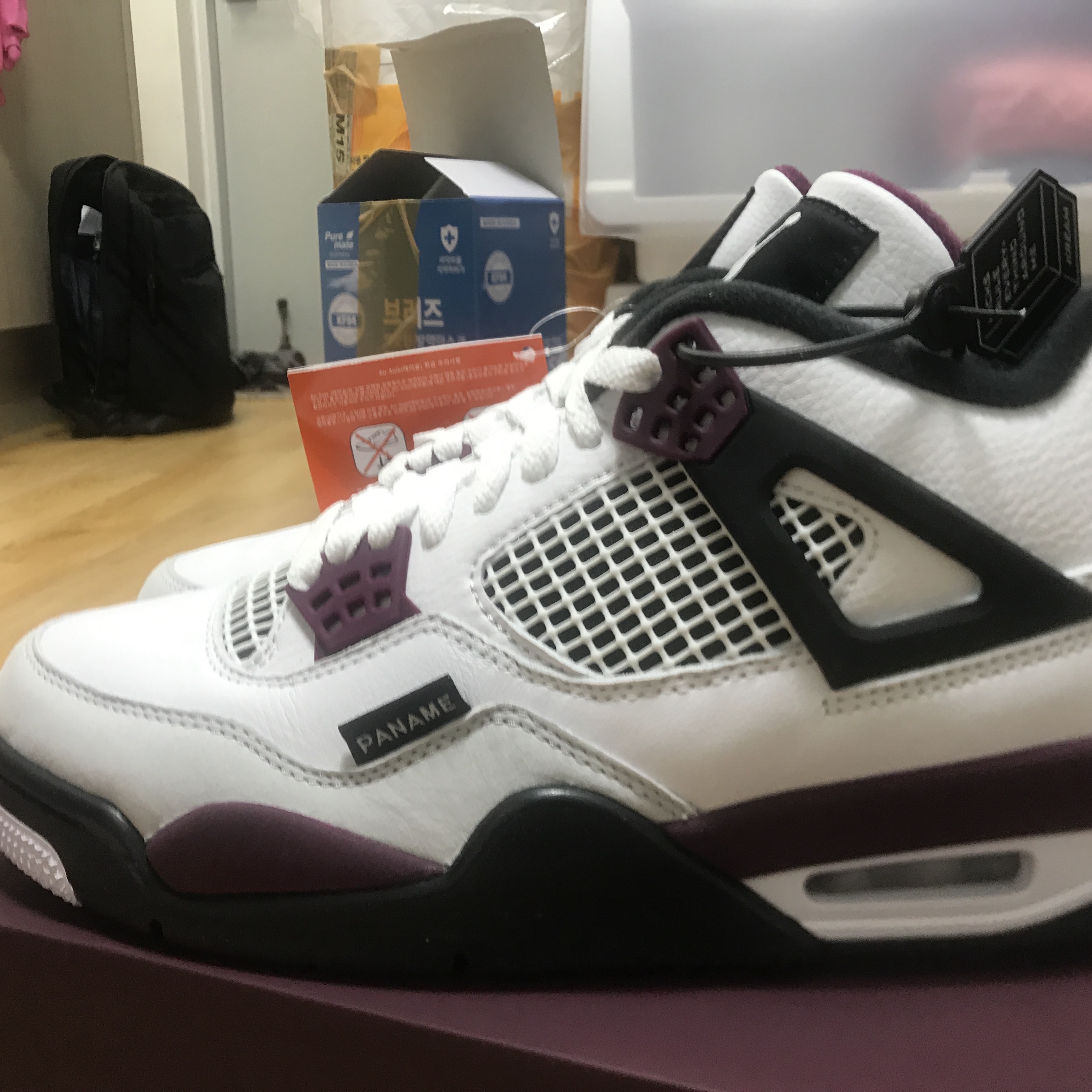 Jordan 4 x Paris Saint-Germain Retro Neutral Grey Bordeaux 착용 스타일 - 3
