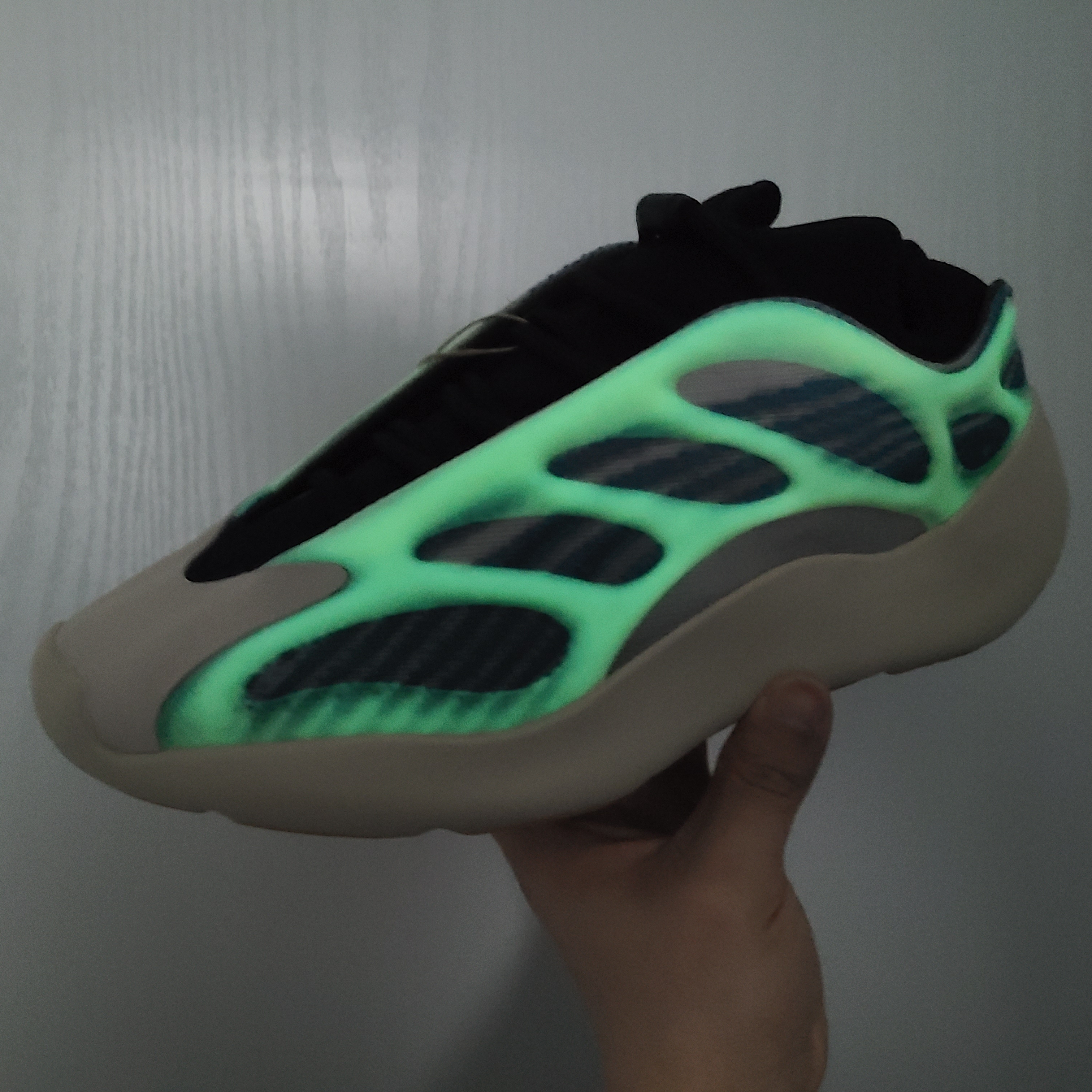 Adidas Yeezy 700 V3 Kyanite 착용 스타일 - 1
