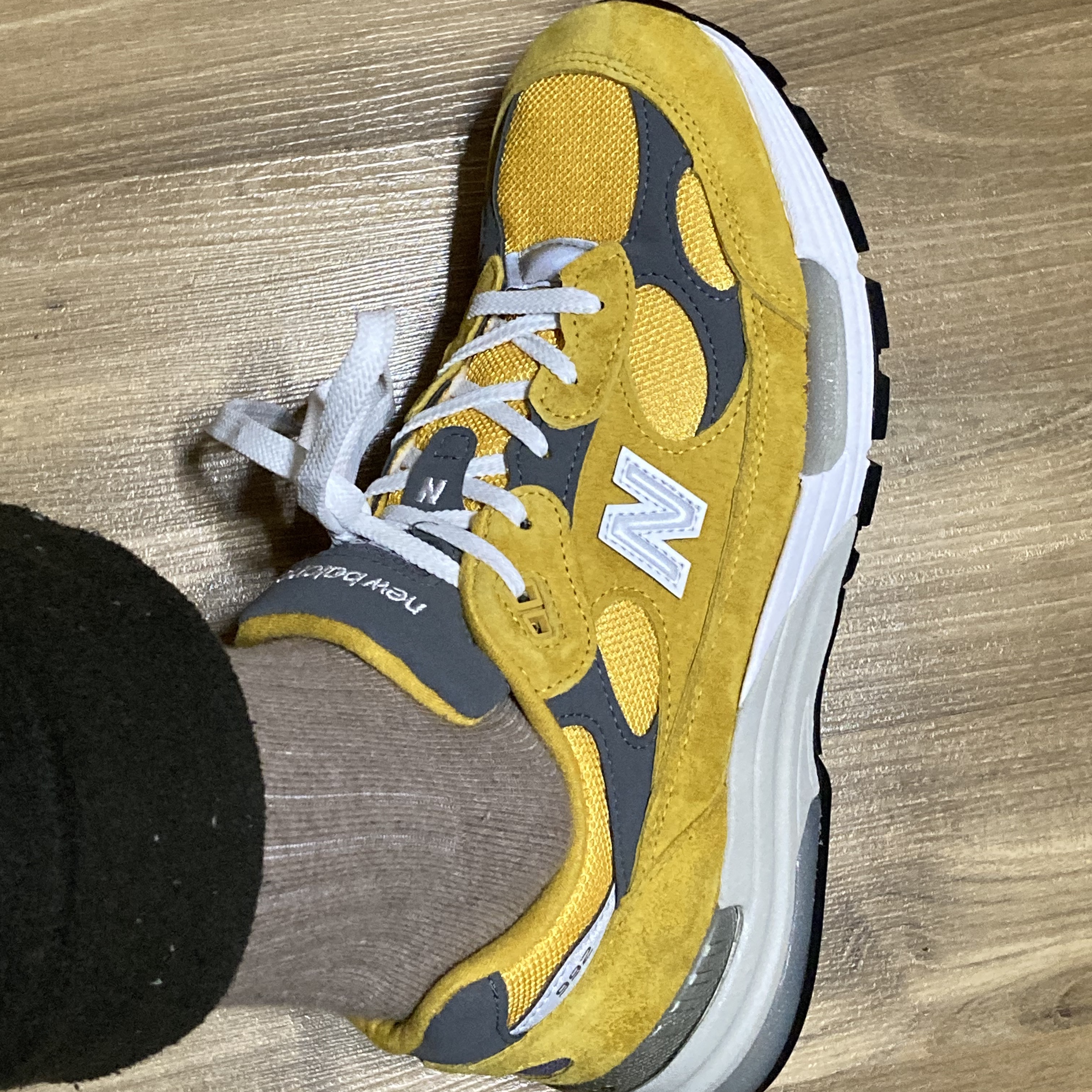 New Balance 992 Made in USA Gold Cream 착용 스타일
