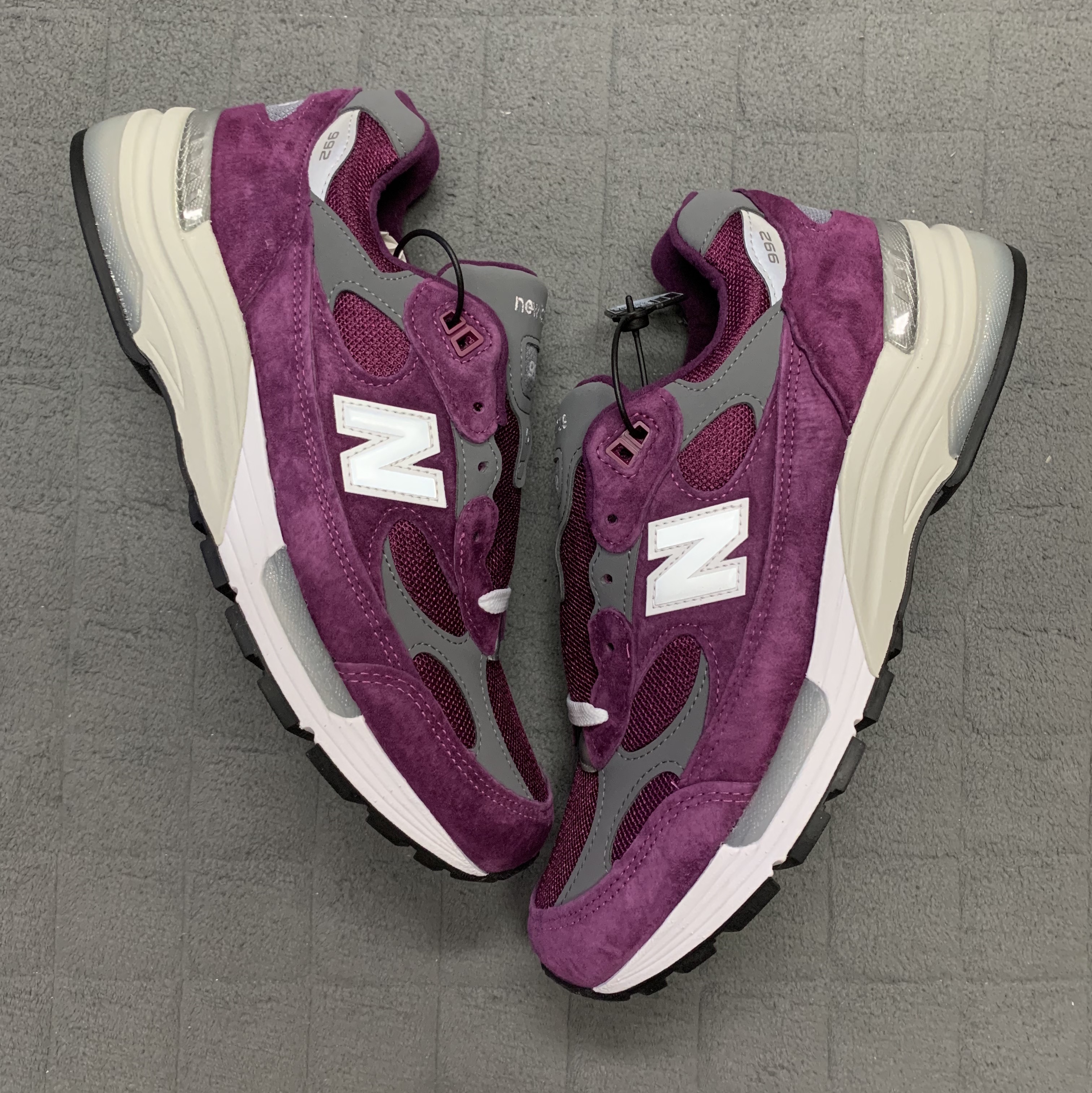New Balance 992 Made in USA Maroon 착용 스타일