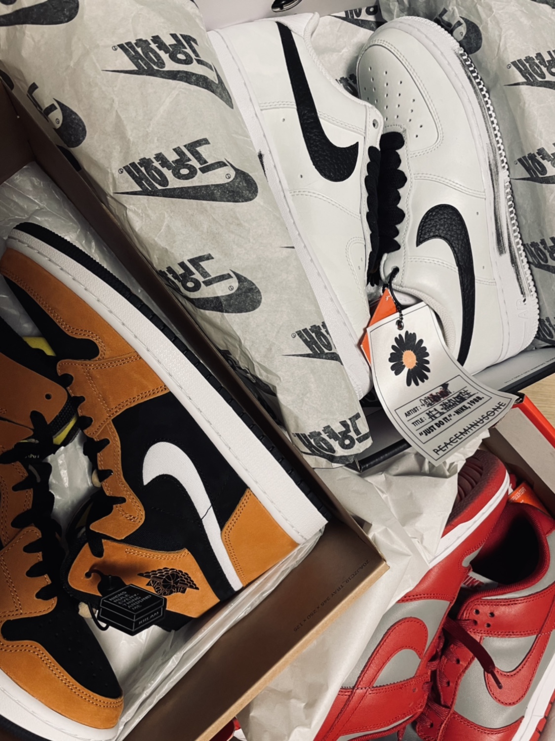 Jordan 1 Zoom Air CMFT Monarch Orange, Nike x Peaceminusone Air Force 1 Low Para-Noise 2.0 착용 스타일
