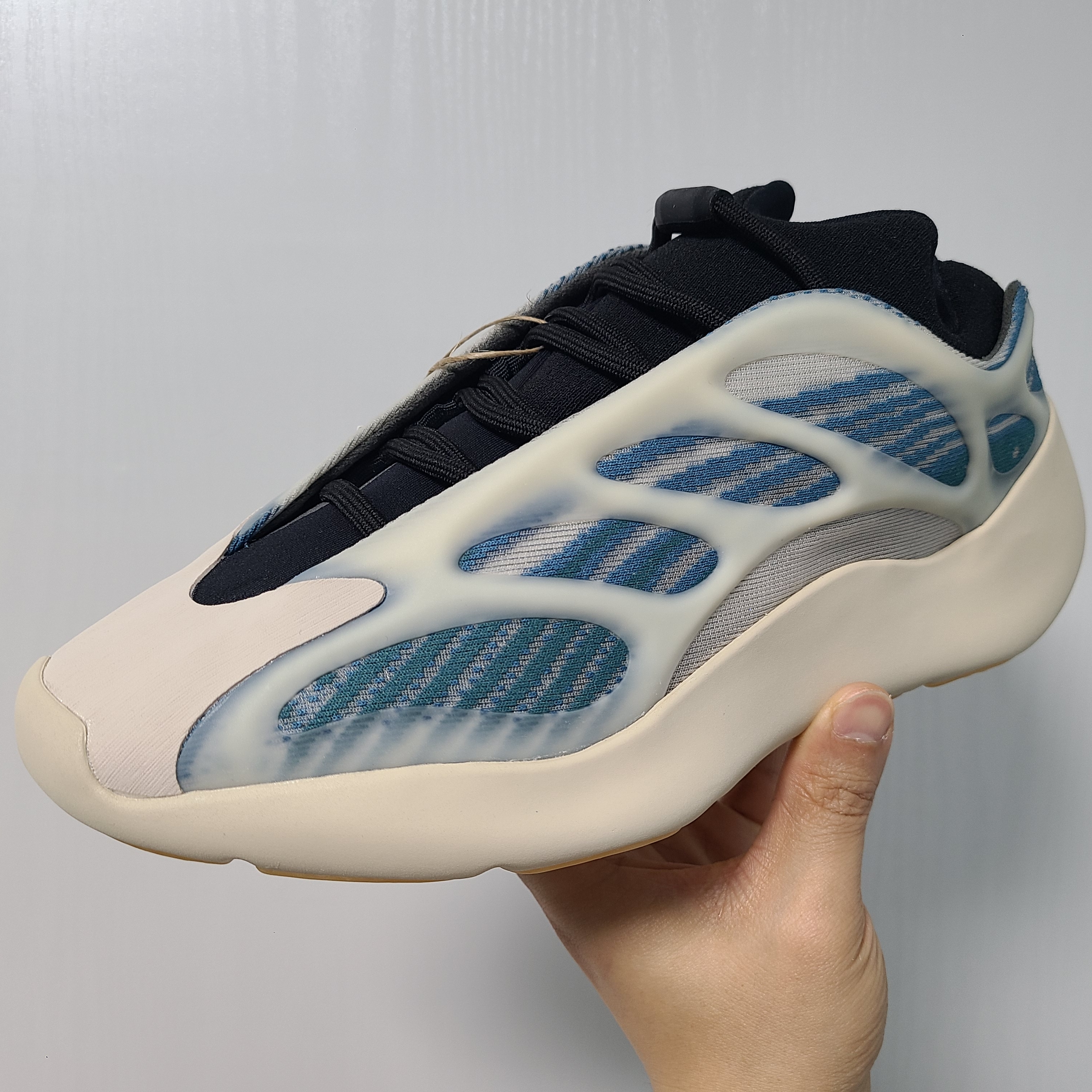 Adidas Yeezy 700 V3 Kyanite 착용 스타일 - 2