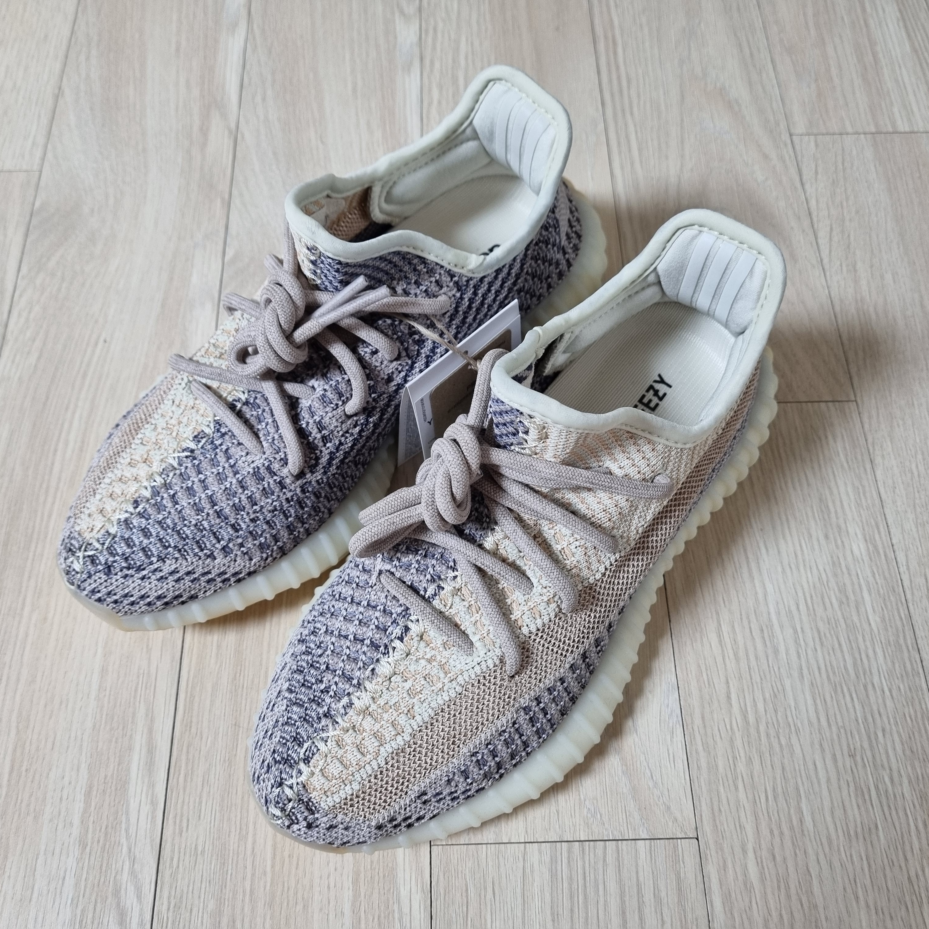 Adidas Yeezy Boost 350 V2 Ash Pearl 착용 스타일