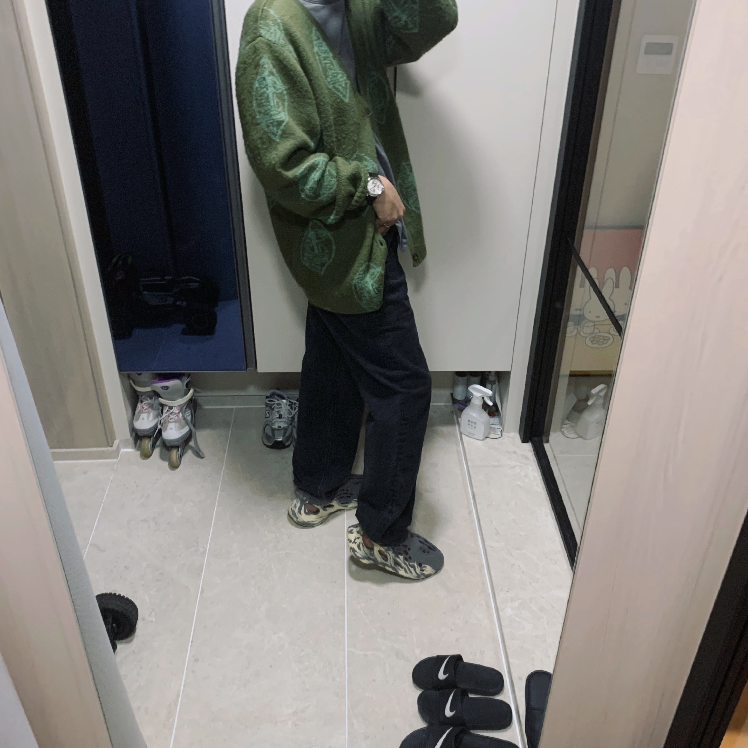 Adidas Yeezy Foam RNNR MXT Moon Gray 착용 스타일 - 2