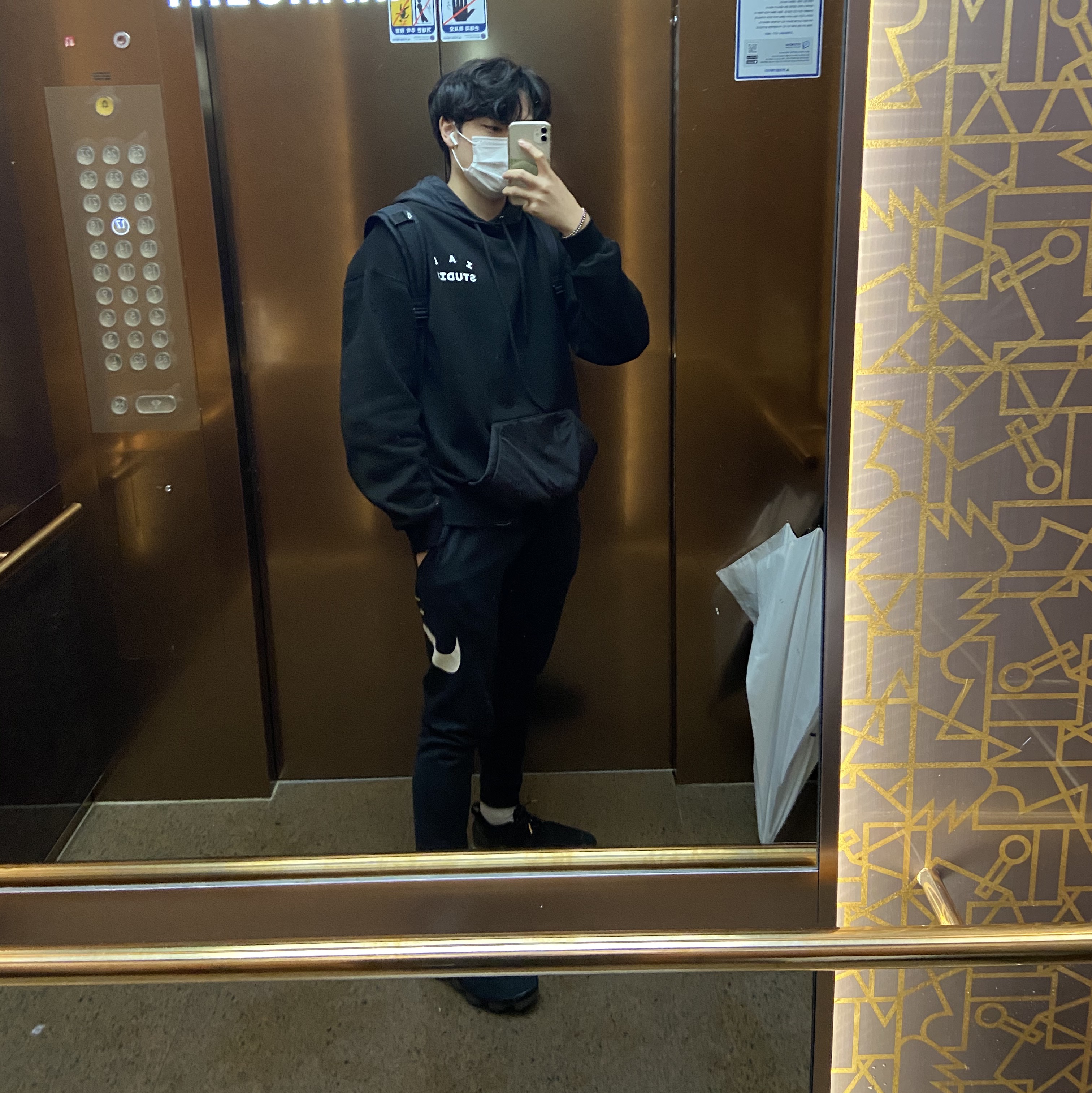 IAB Studio Woven Hoodie Black, Nike Air VaporMax Flyknit 2 Black Metallic Silver Multi-Color 착용 스타일
