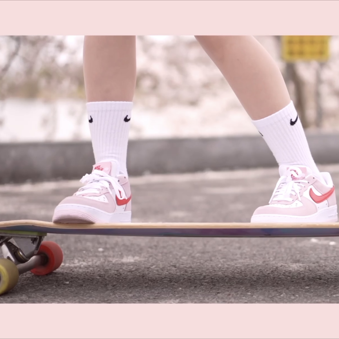 Nike Air Force 1 '07 QS Valentine's Day 착용 스타일 - 2