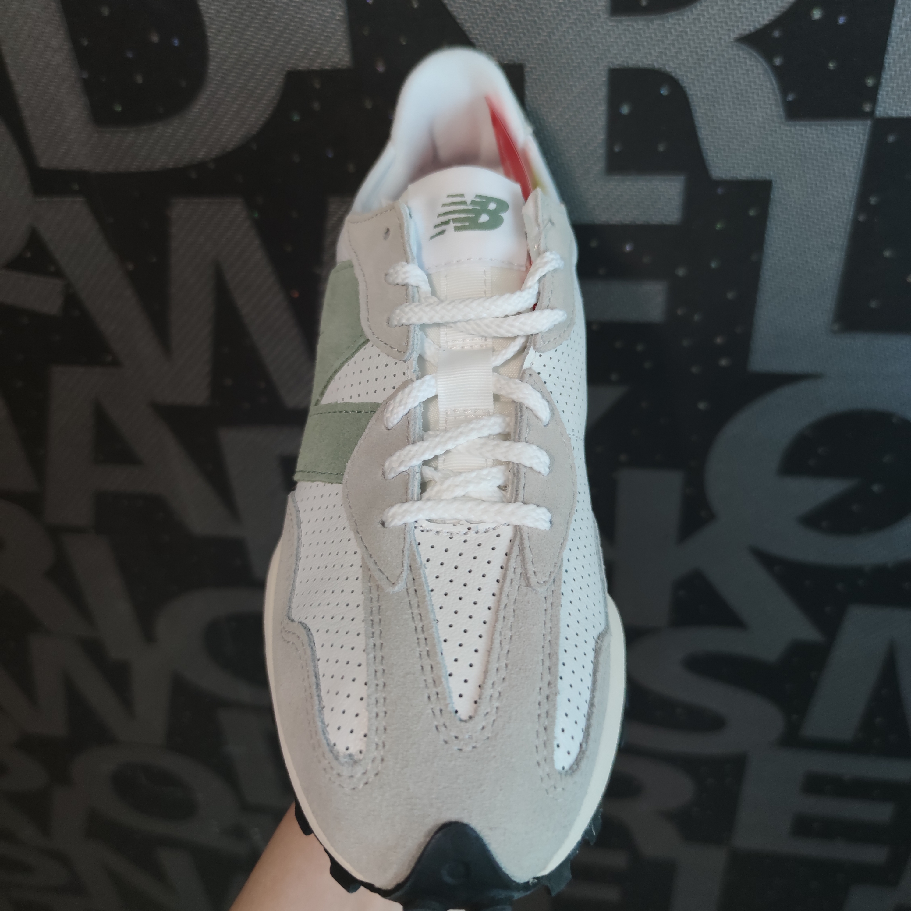 (W) New Balance 327 Grey Green - JD Sports Exclusive 착용 스타일 - 2
