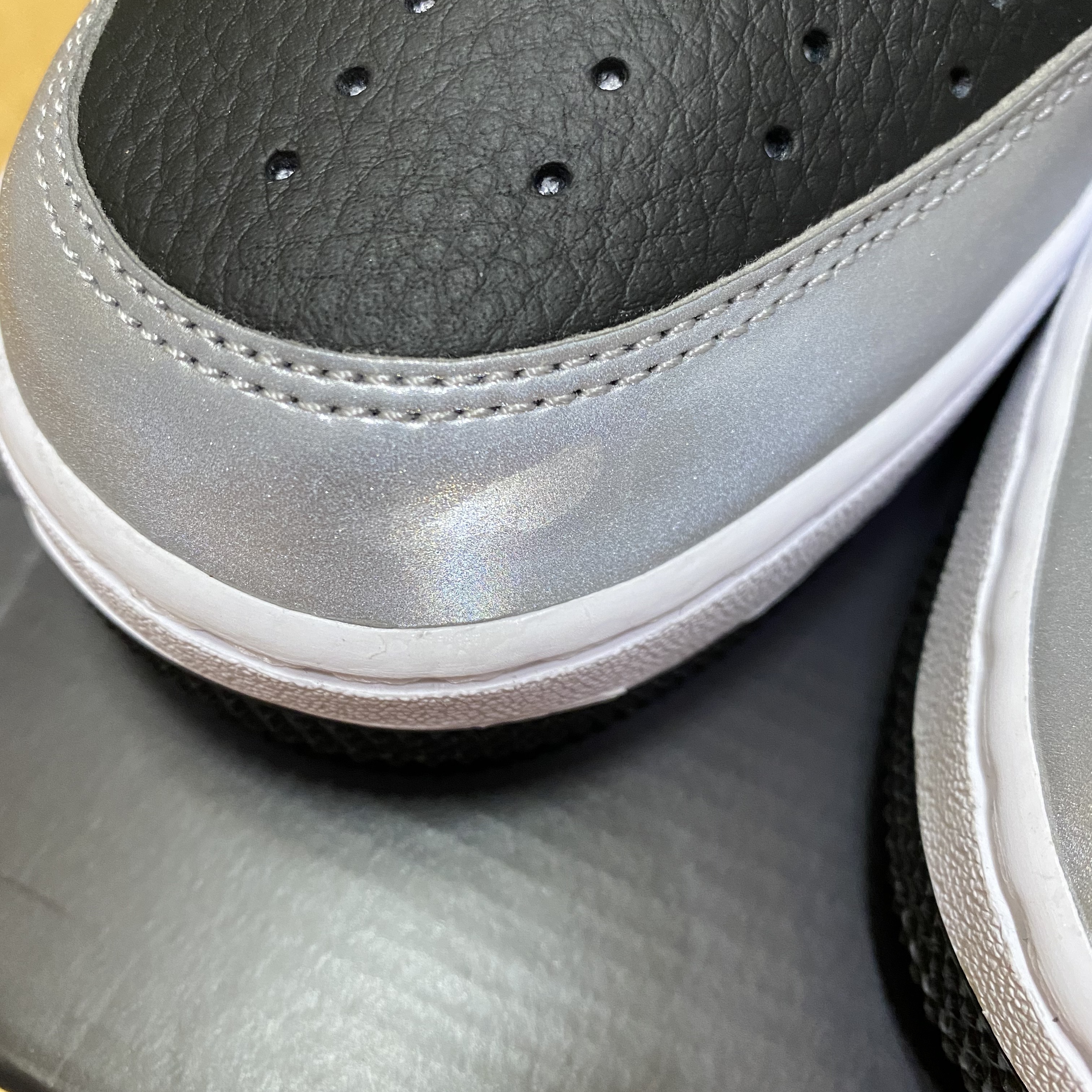 Nike Air Force 1 B Silver Snake 착용 스타일 - 2