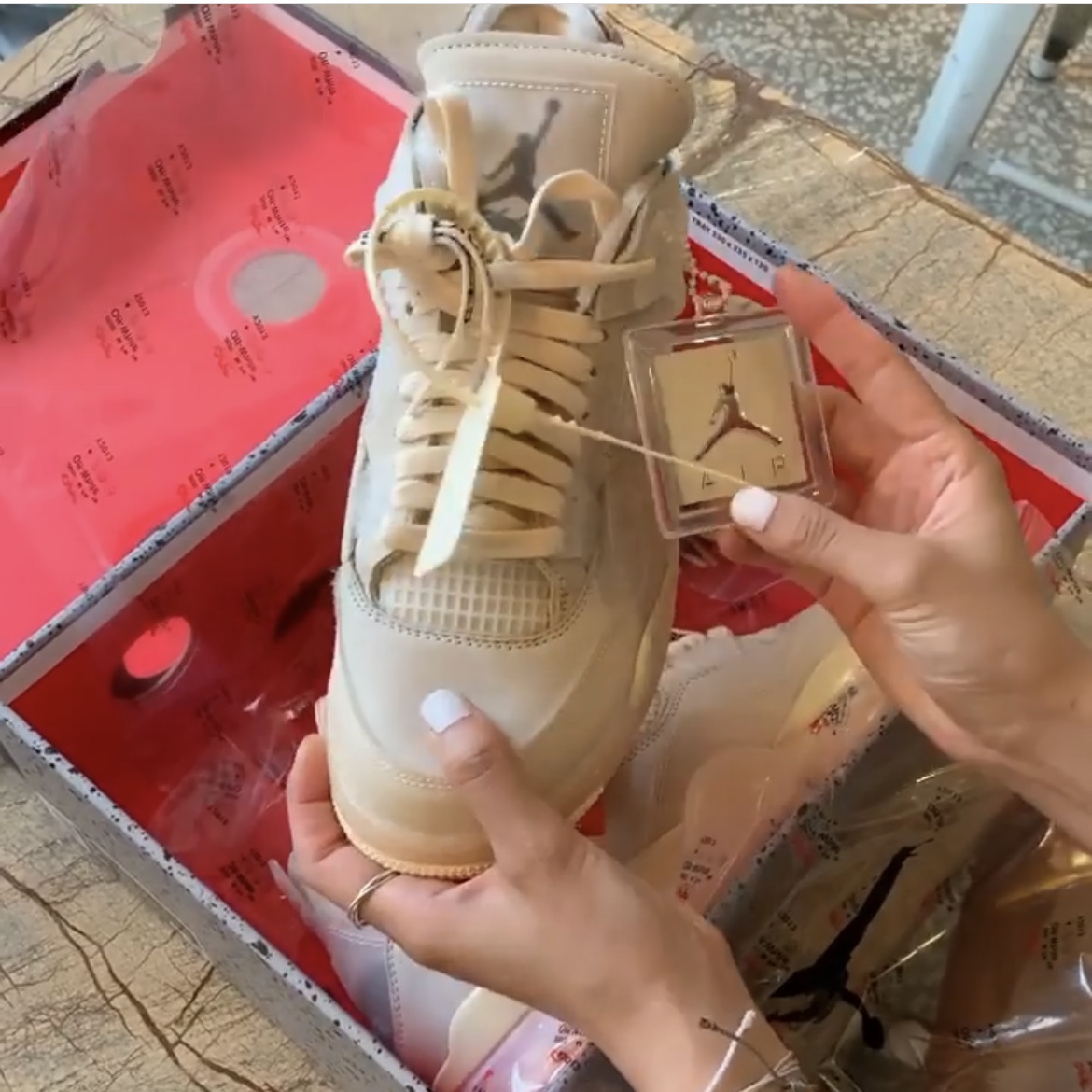 (W) Jordan 4 x Off-White Retro SP Sail 착용 스타일