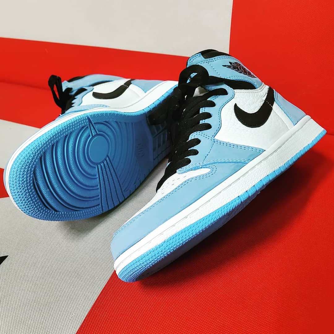 Jordan 1 Retro High OG University Blue 착용 스타일 - 3