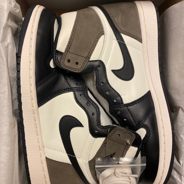 Jordan 1 Retro High OG Black Mocha 착용 스타일
