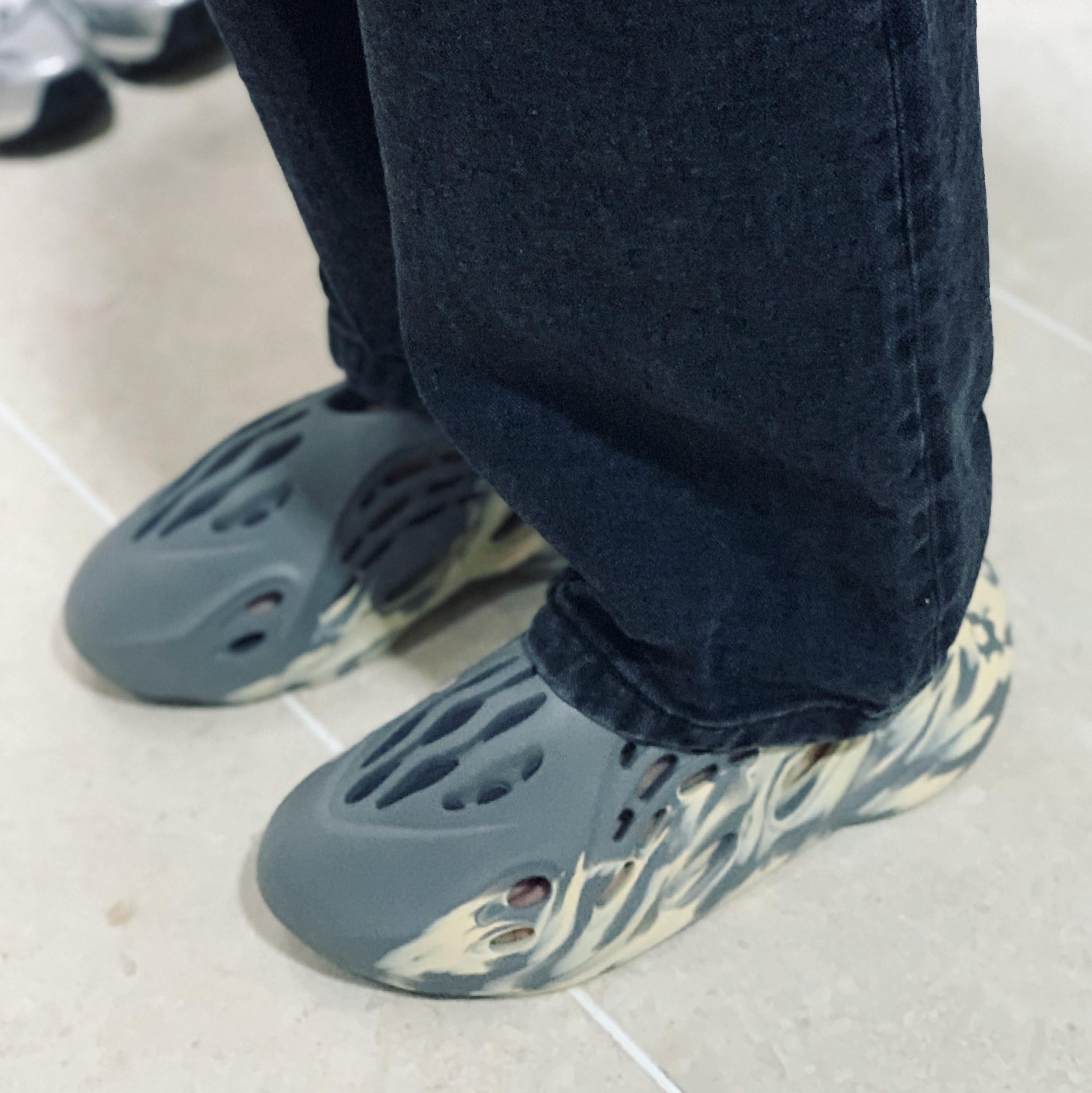 Adidas Yeezy Foam RNNR MXT Moon Gray 착용 스타일 - 3