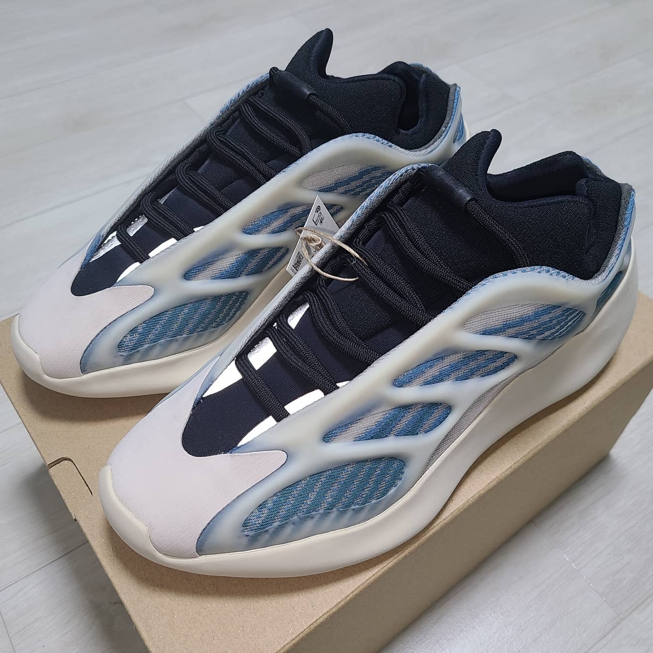 Adidas Yeezy 700 V3 Kyanite 착용 스타일 - 4