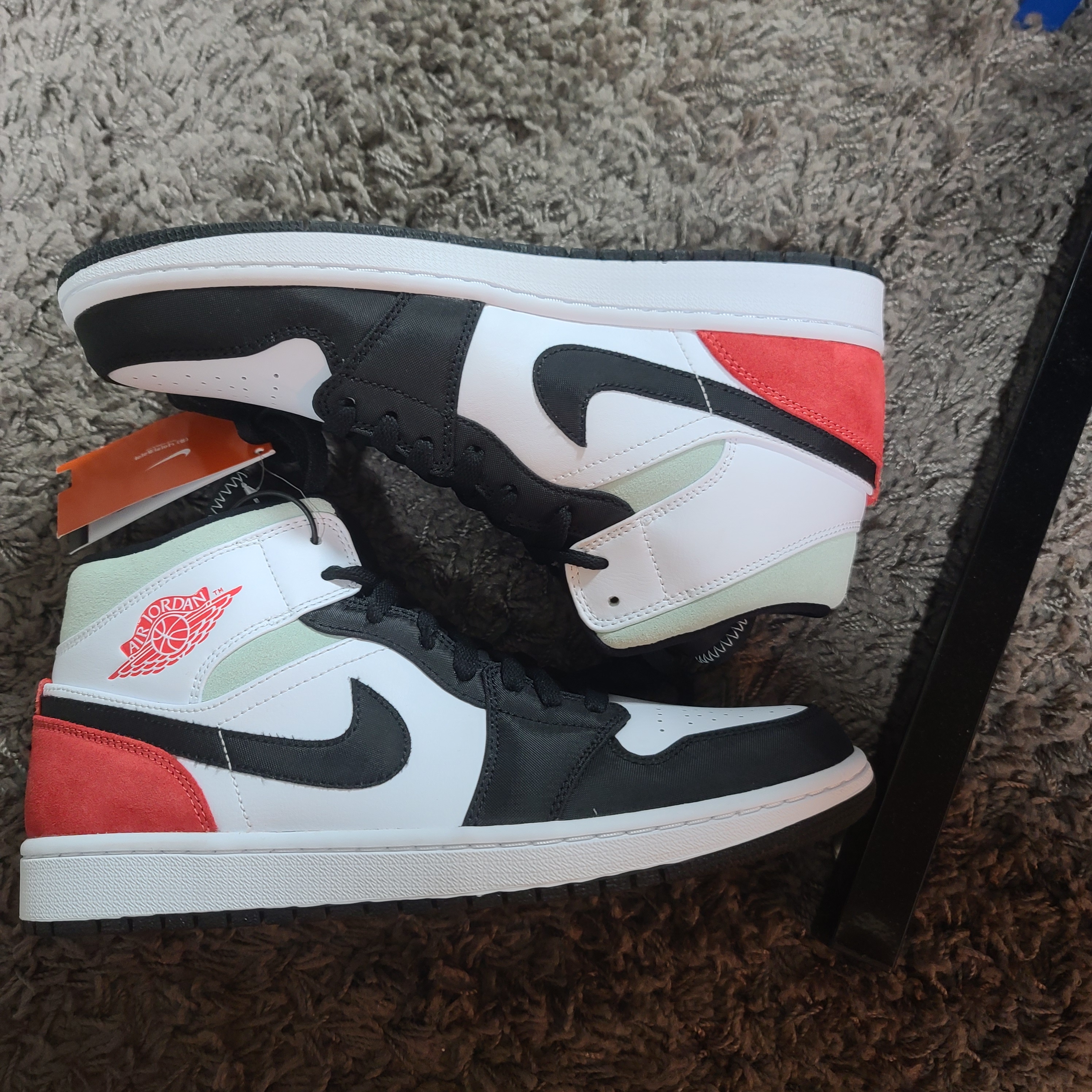 Jordan 1 Mid SE Track Red 착용 스타일
