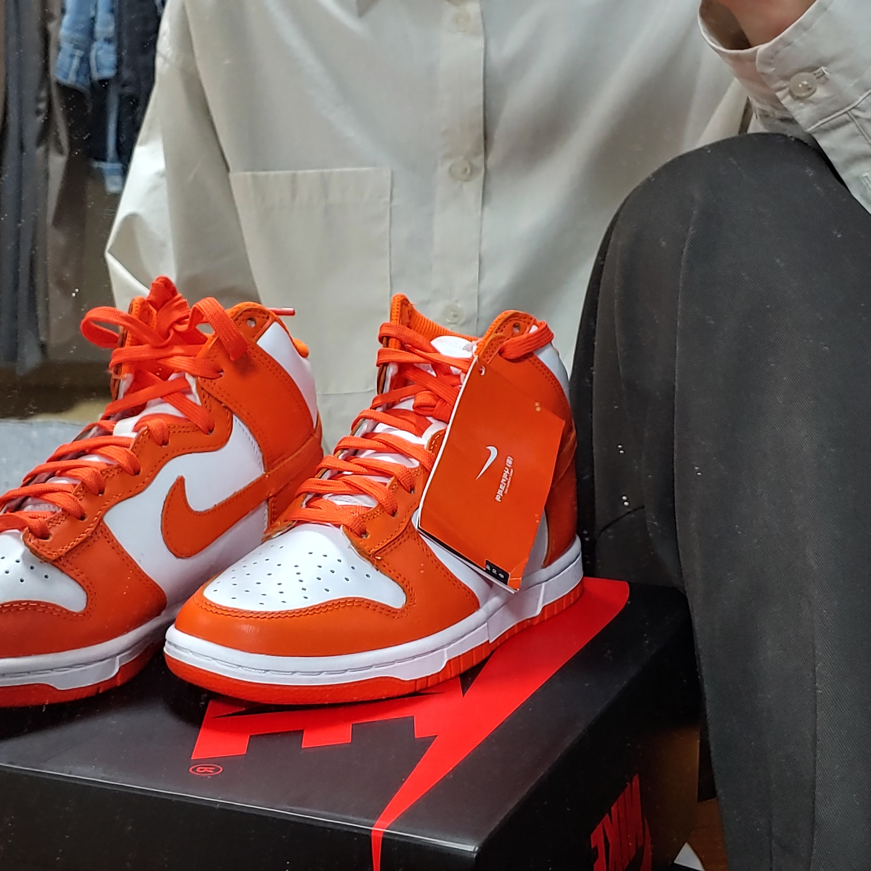 (W) Nike Dunk High Orange Blaze, Jordan 1 Retro High OG University Blue 착용 스타일