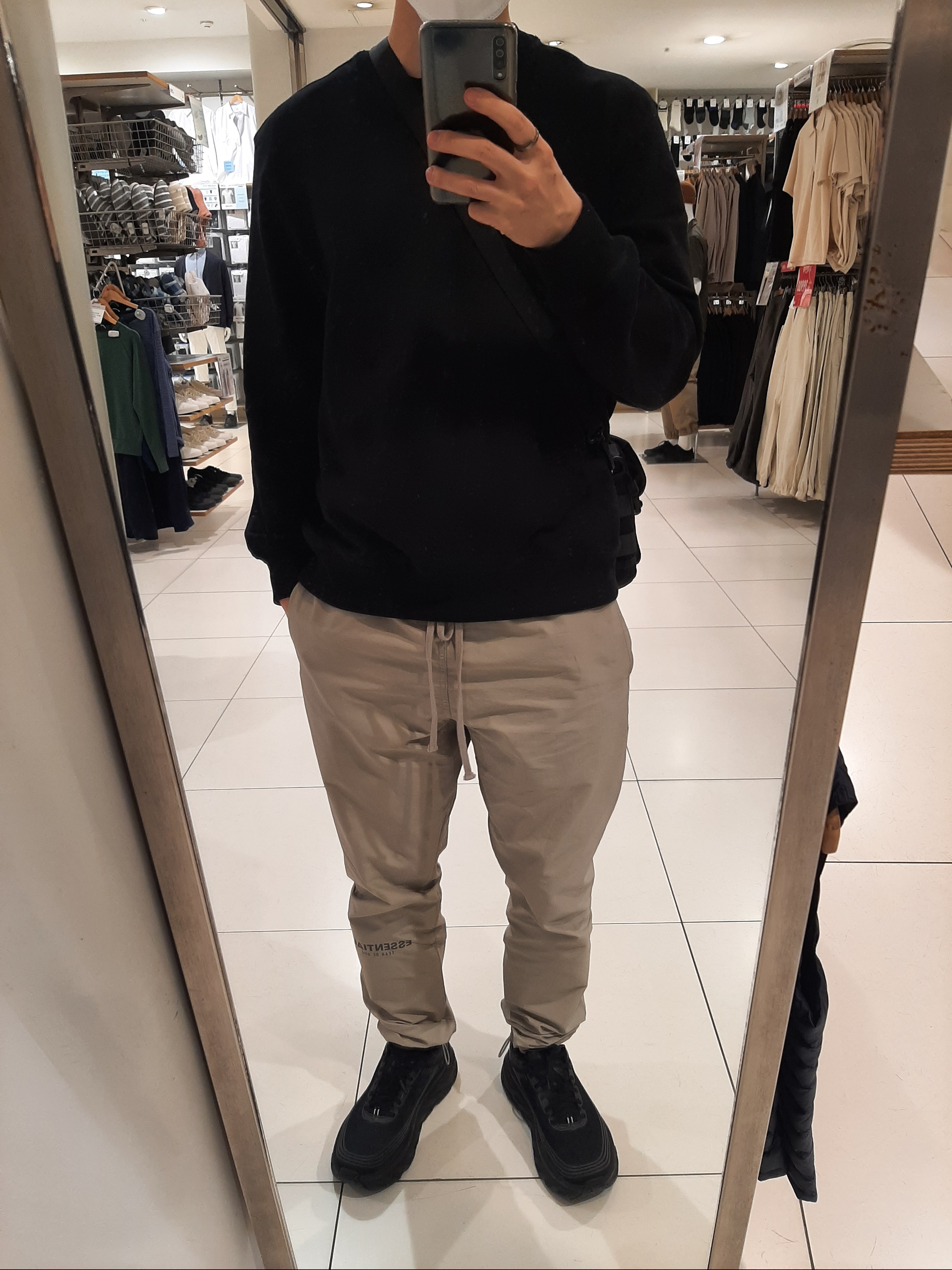 Hoka Bondi 6 Black, Essentials Track Pants Olive - 20FW 착용 스타일
