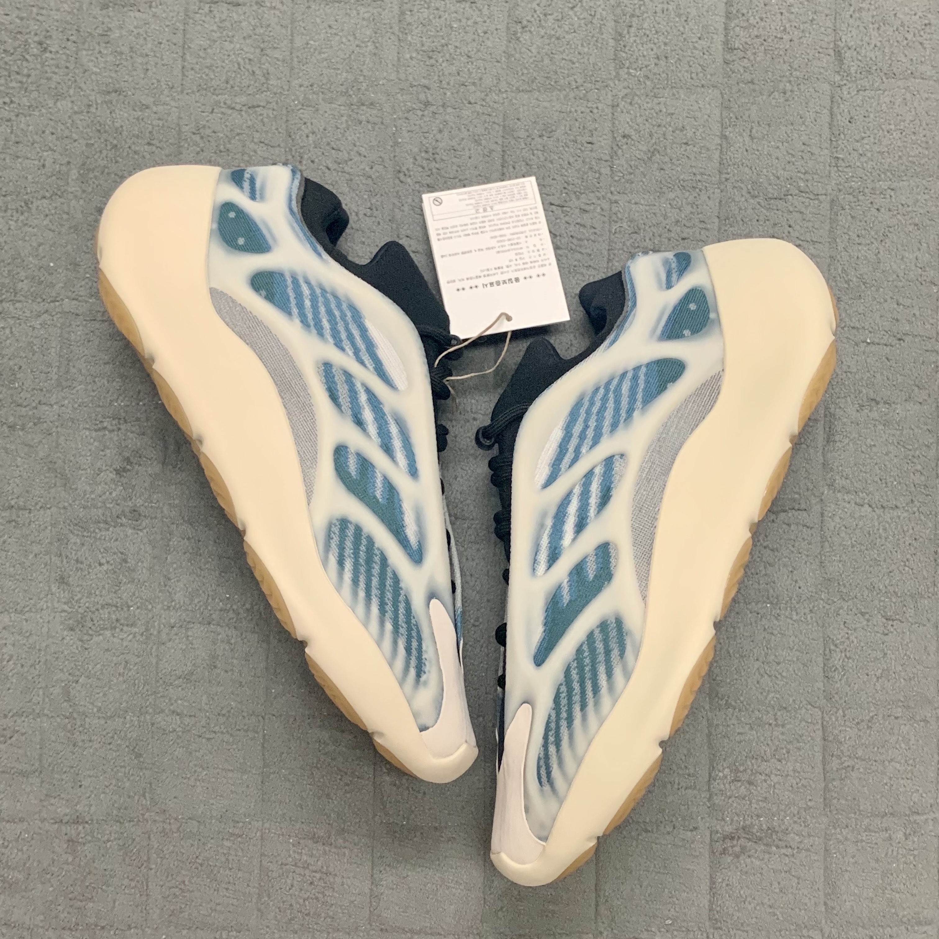 Adidas Yeezy 700 V3 Kyanite 착용 스타일