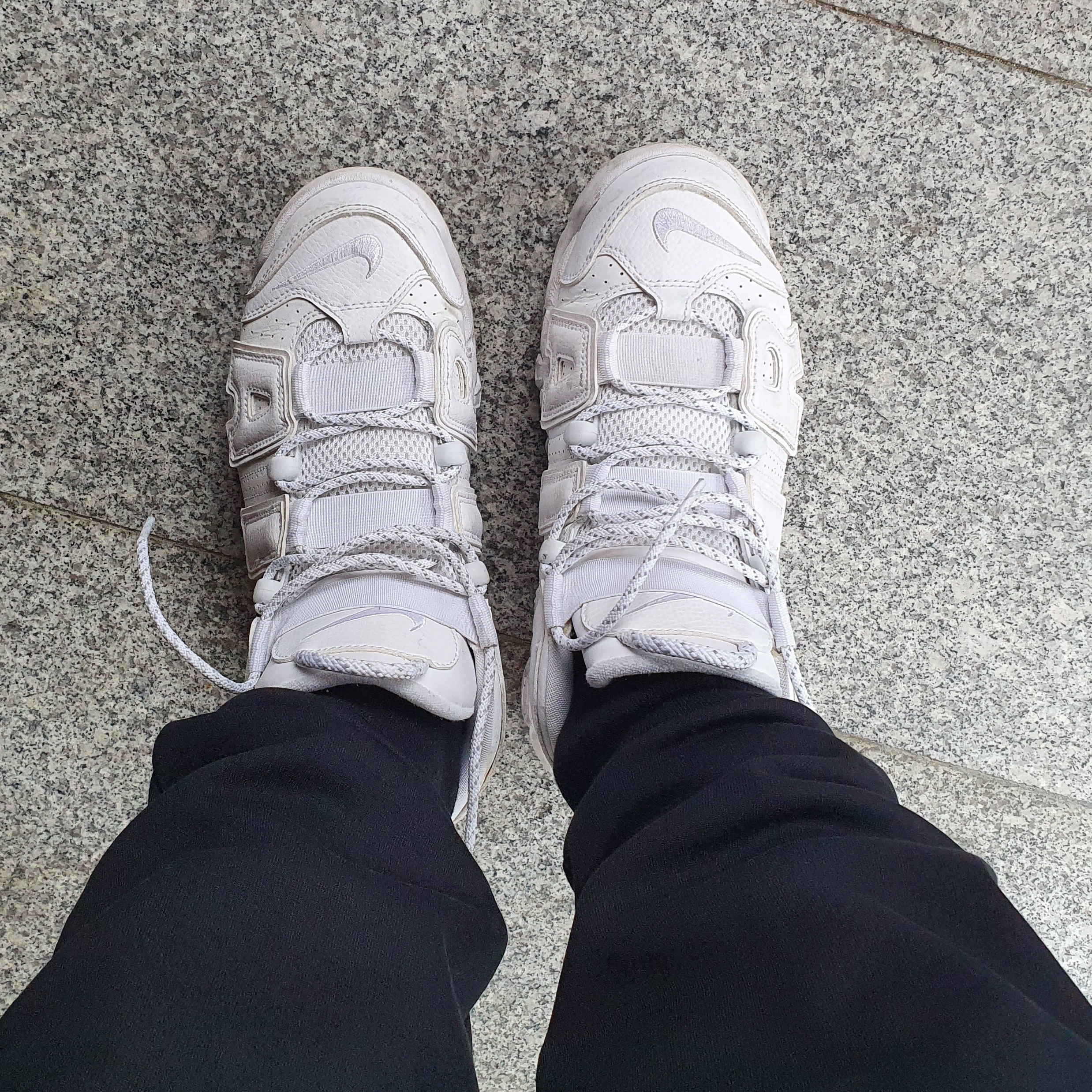 Nike Air More Uptempo Black White 2020 착용 스타일 - 1