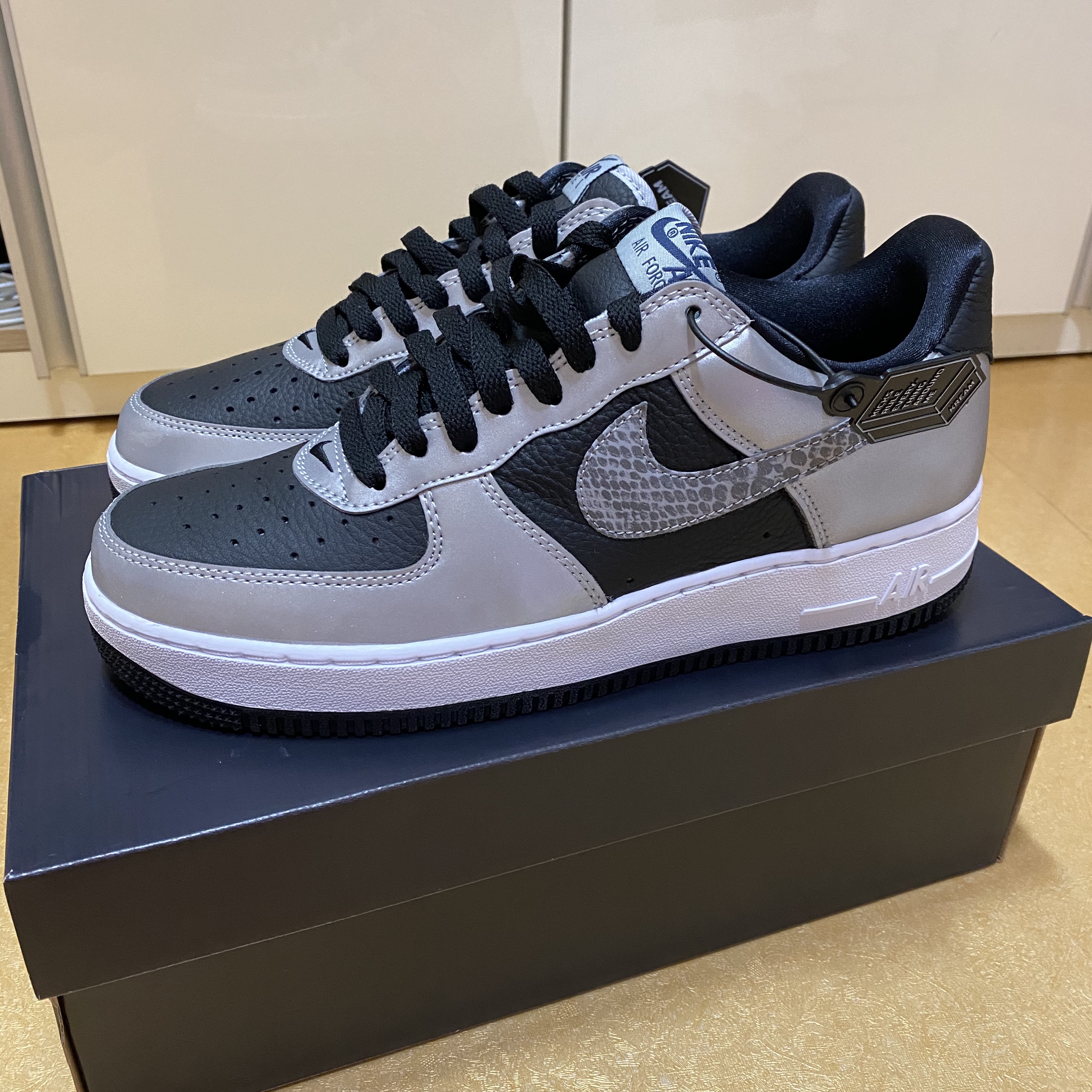 Nike Air Force 1 B Silver Snake 착용 스타일 - 1