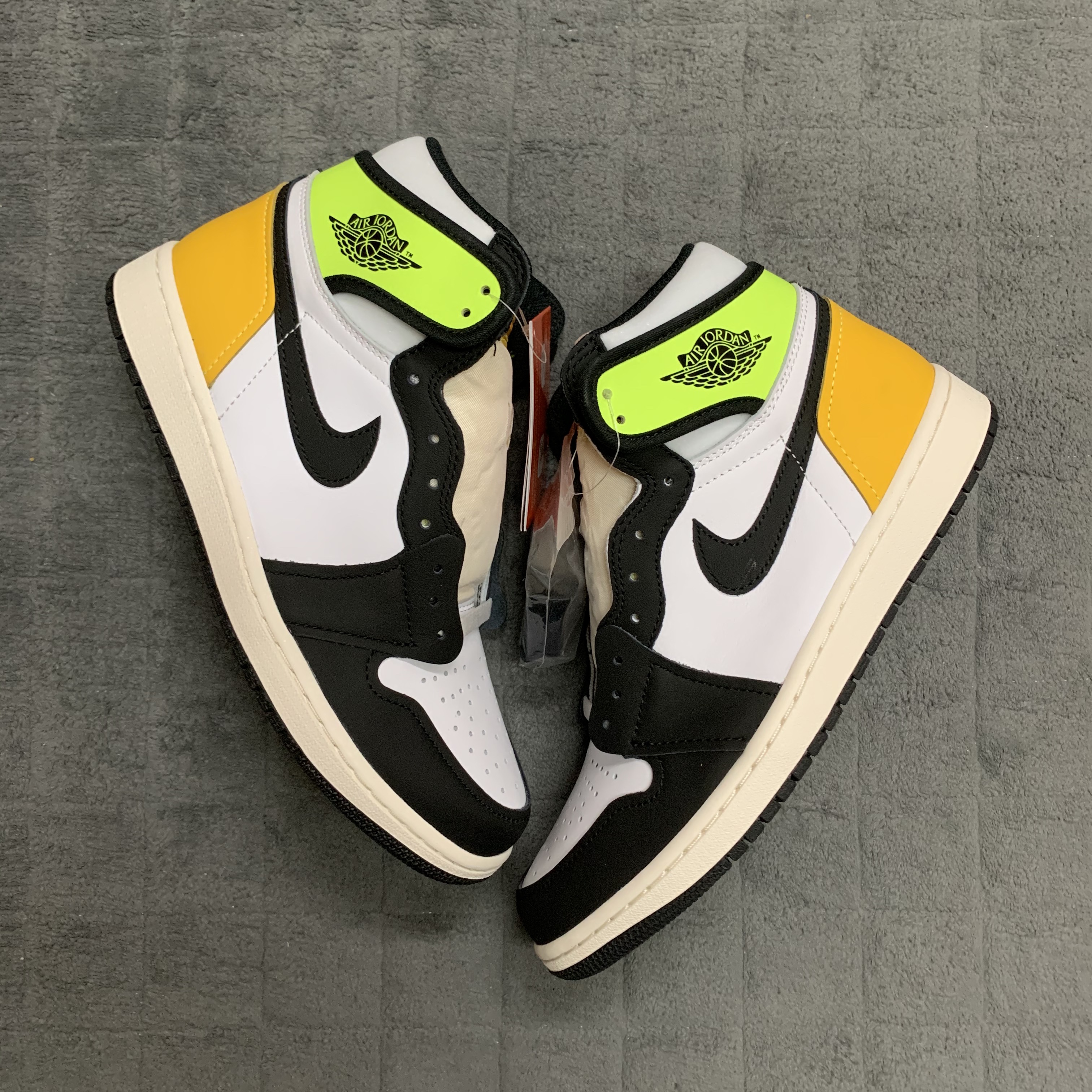 Jordan 1 Retro High OG Volt Gold 착용 스타일