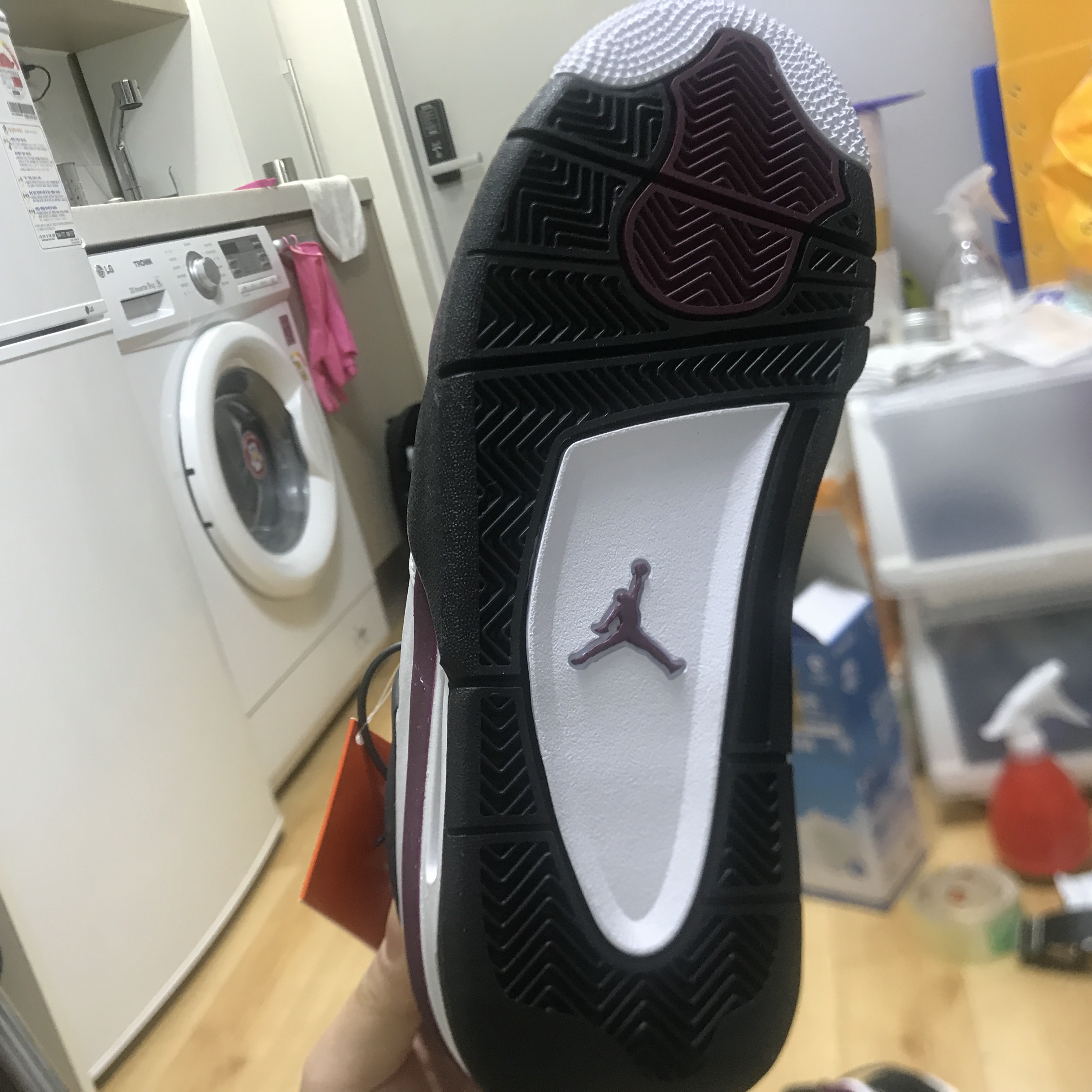Jordan 4 x Paris Saint-Germain Retro Neutral Grey Bordeaux 착용 스타일 - 2
