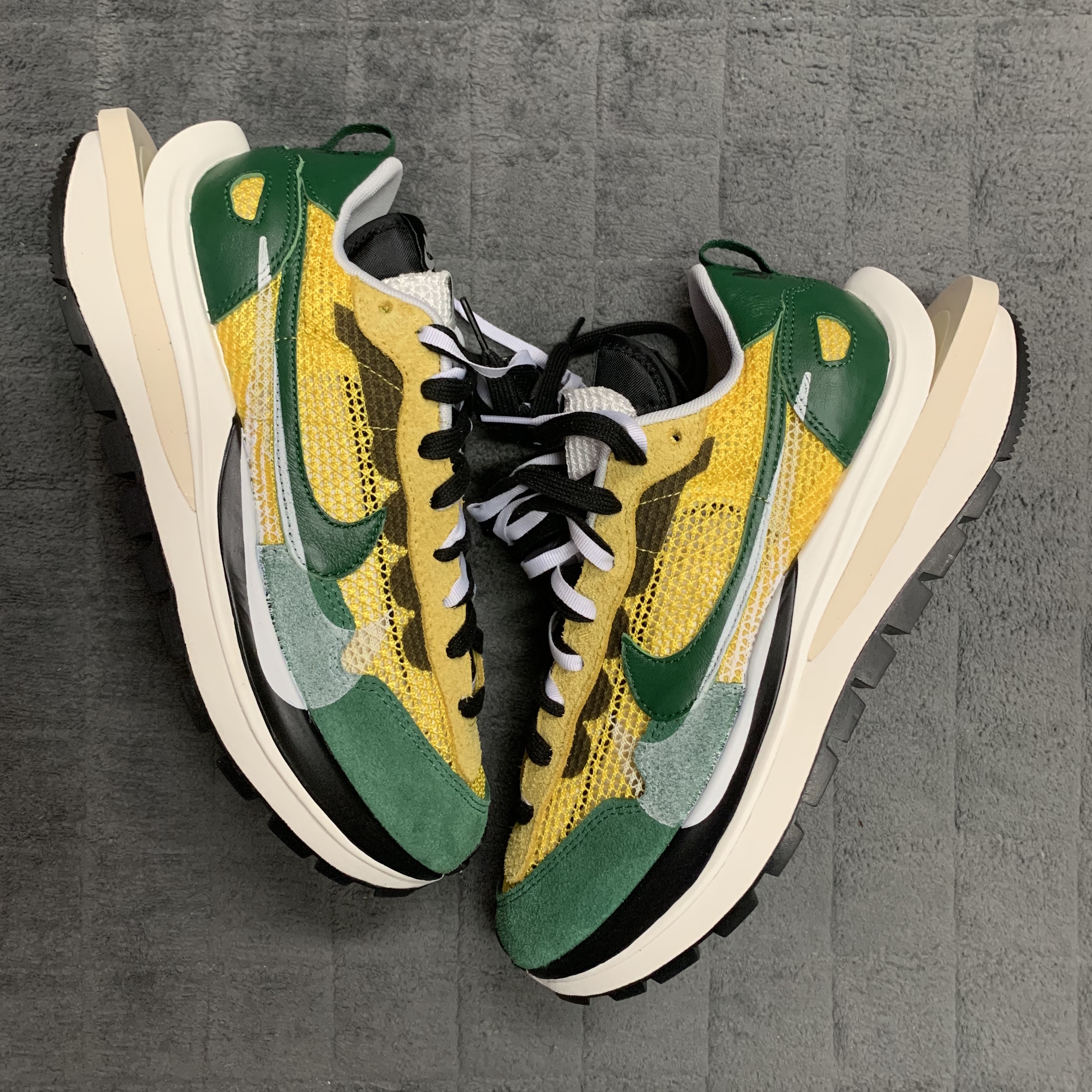 Nike x Sacai VaporWaffle Tour Yellow & Gorge Green Sail 착용 스타일