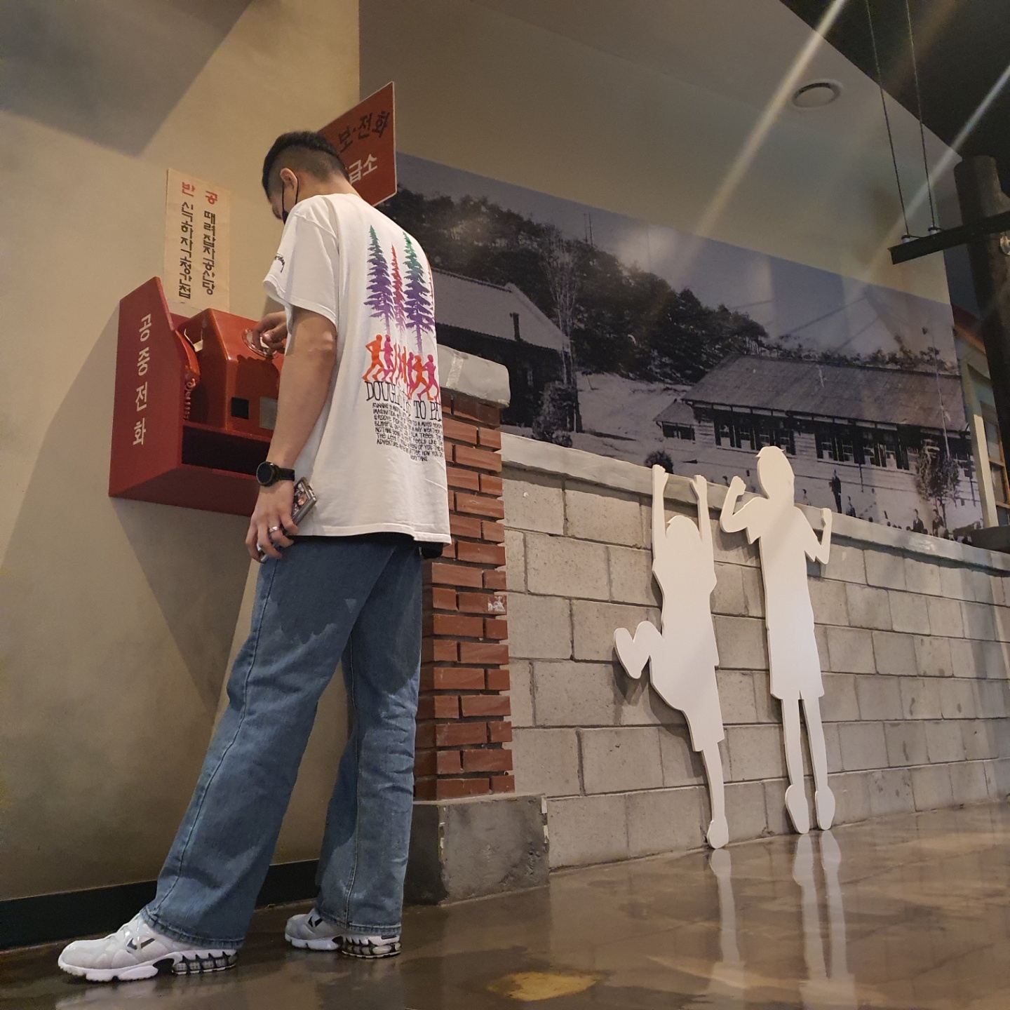 Nike x Stussy Air Zoom Spiridon Kukini White, Nike x Stussy Douglas Firs to Palm Trees T-Shirt - Asia 착용 스타일