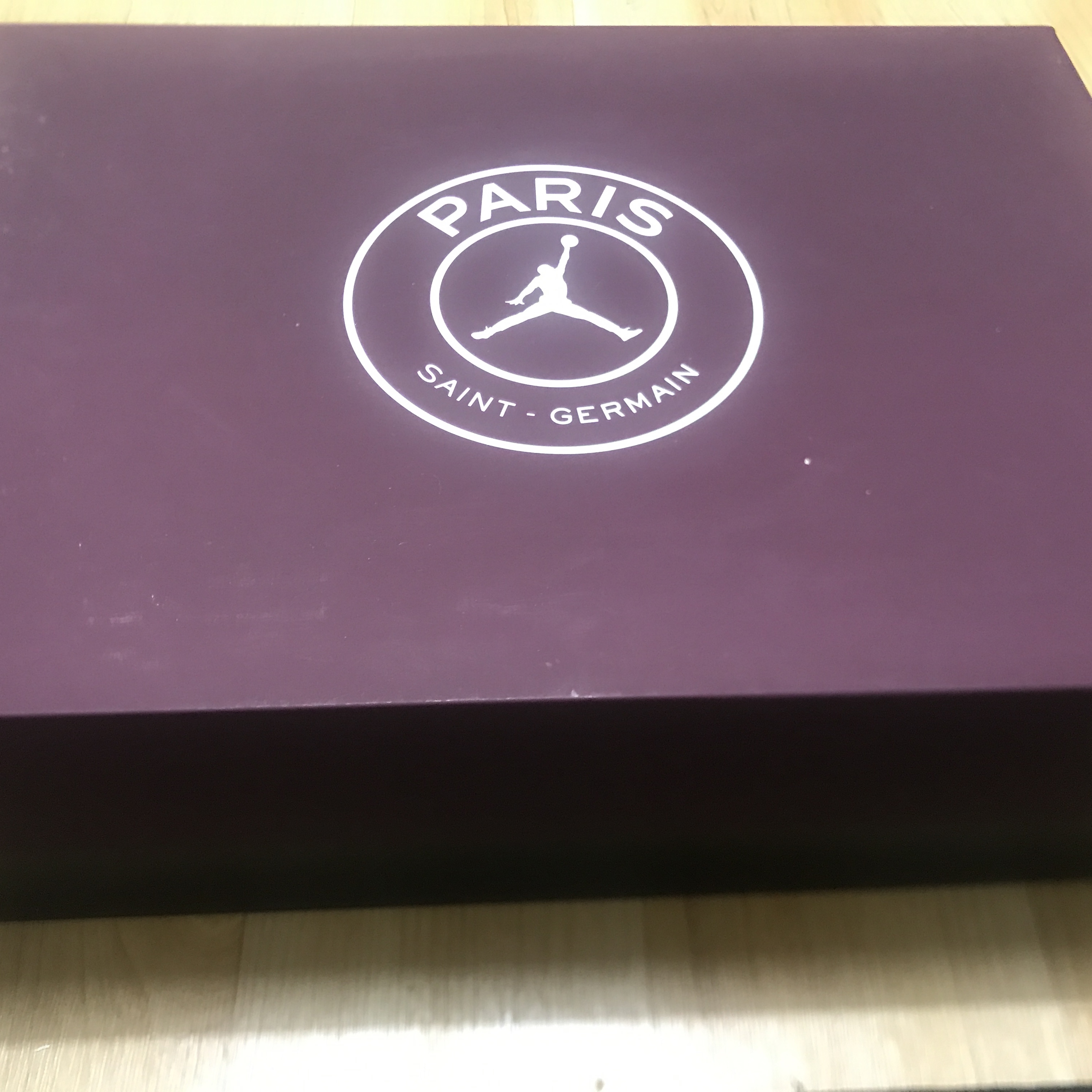 Jordan 4 x Paris Saint-Germain Retro Neutral Grey Bordeaux 착용 스타일 - 1
