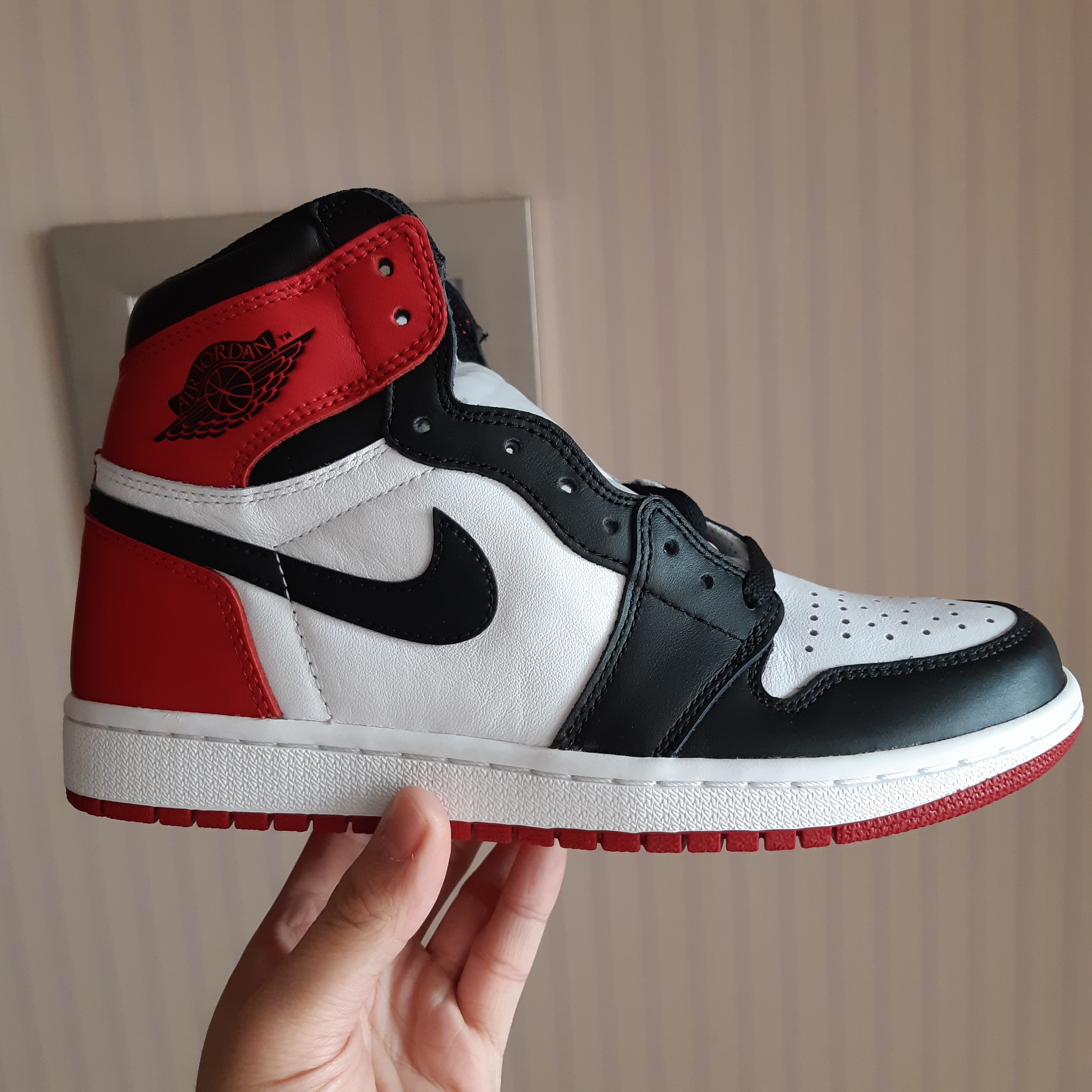Jordan 1 Retro High OG Defiant SB NYC to Paris, (W) Jordan 1 Retro High OG Silver Toe 착용 스타일 - 4