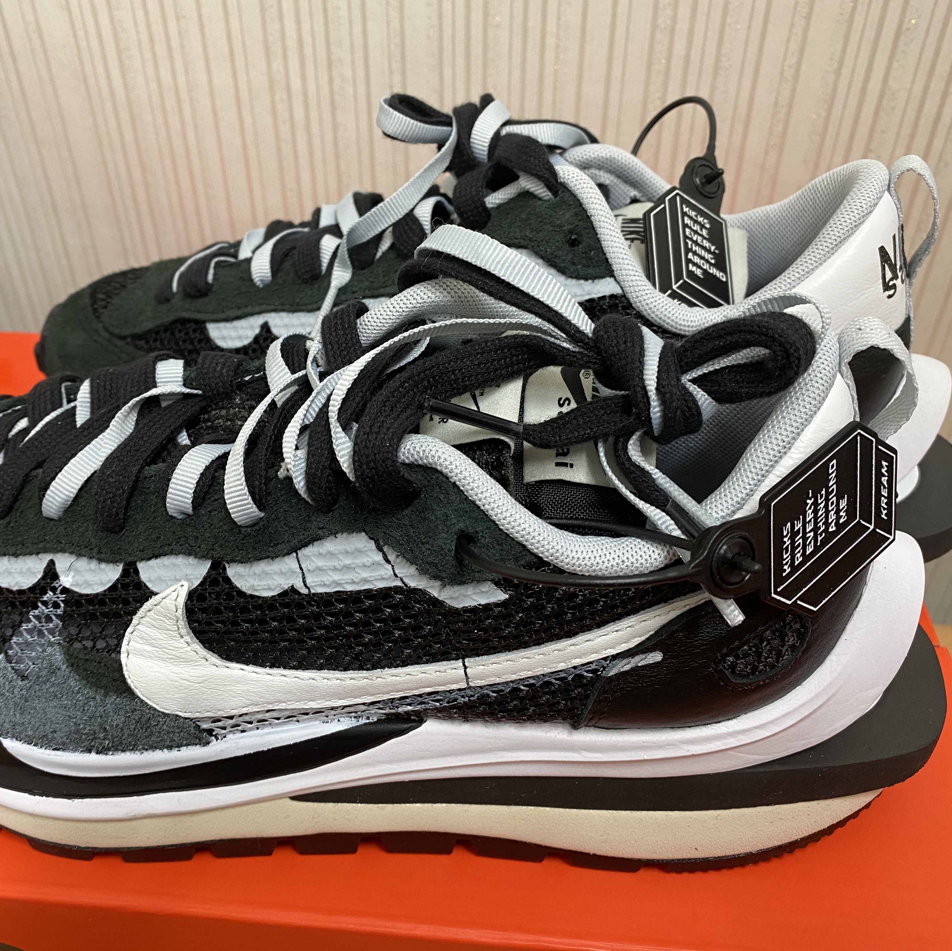 Nike x Sacai VaporWaffle Black White, (W) Jordan 4 x Off-White Retro SP Sail 착용 스타일 - 1