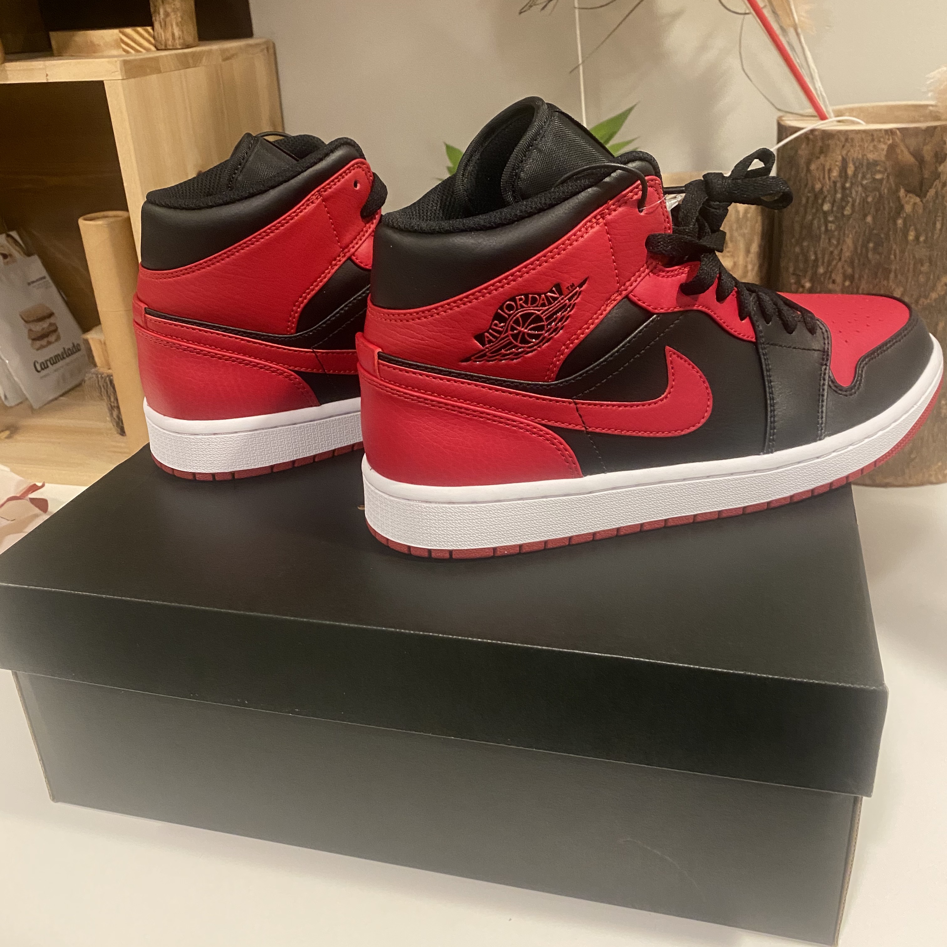 Jordan 1 Mid Bred Banned 2020 착용 스타일 - 3