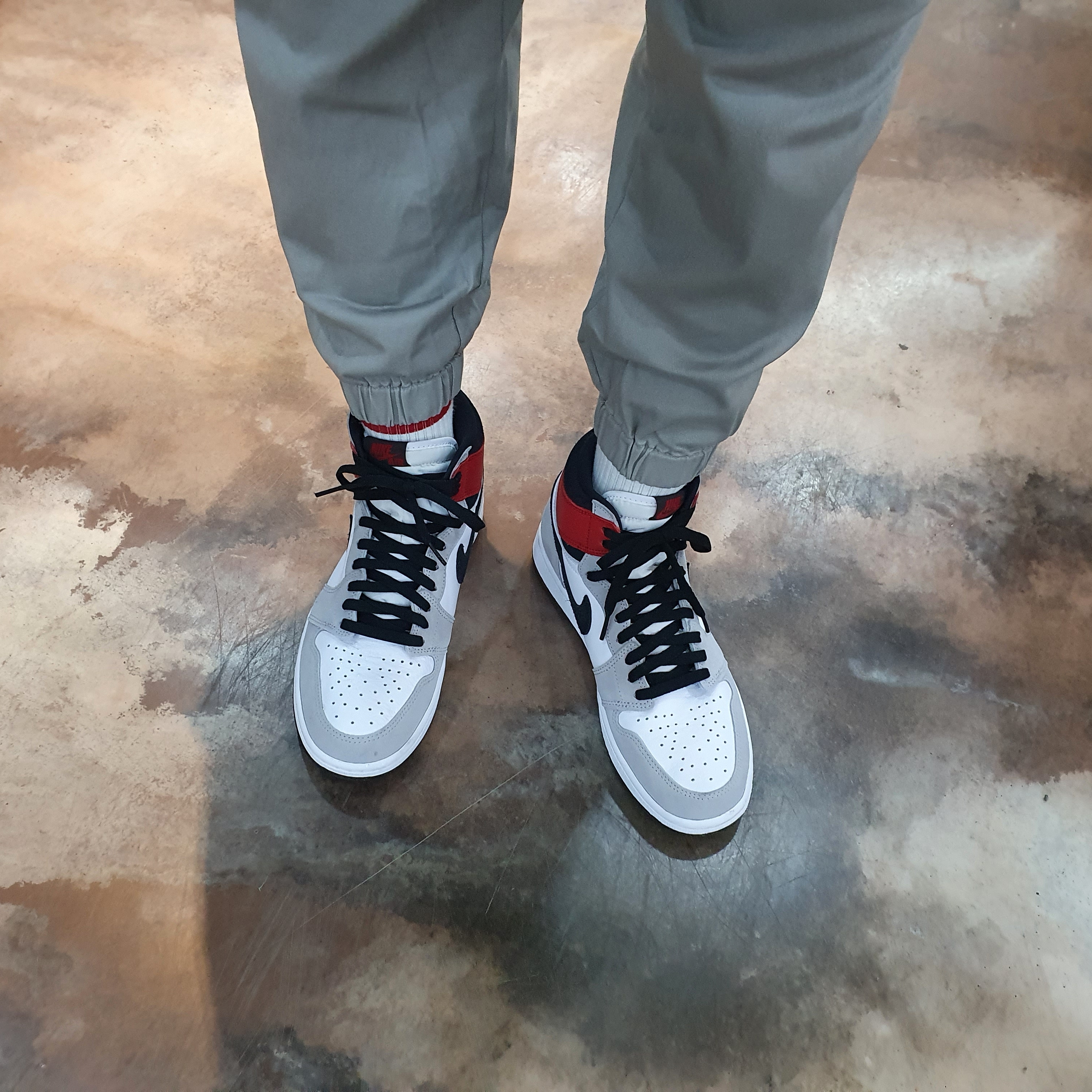Jordan 1 Retro High OG Light Smoke Grey 착용 스타일 - 2
