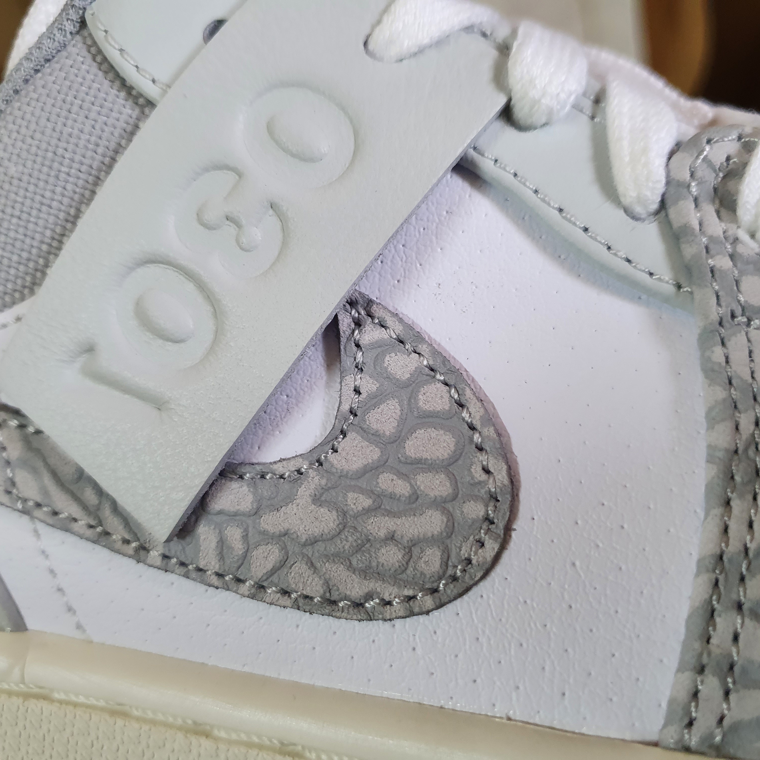 Jordan 1 Low PRM Elephant Print 착용 스타일 - 3